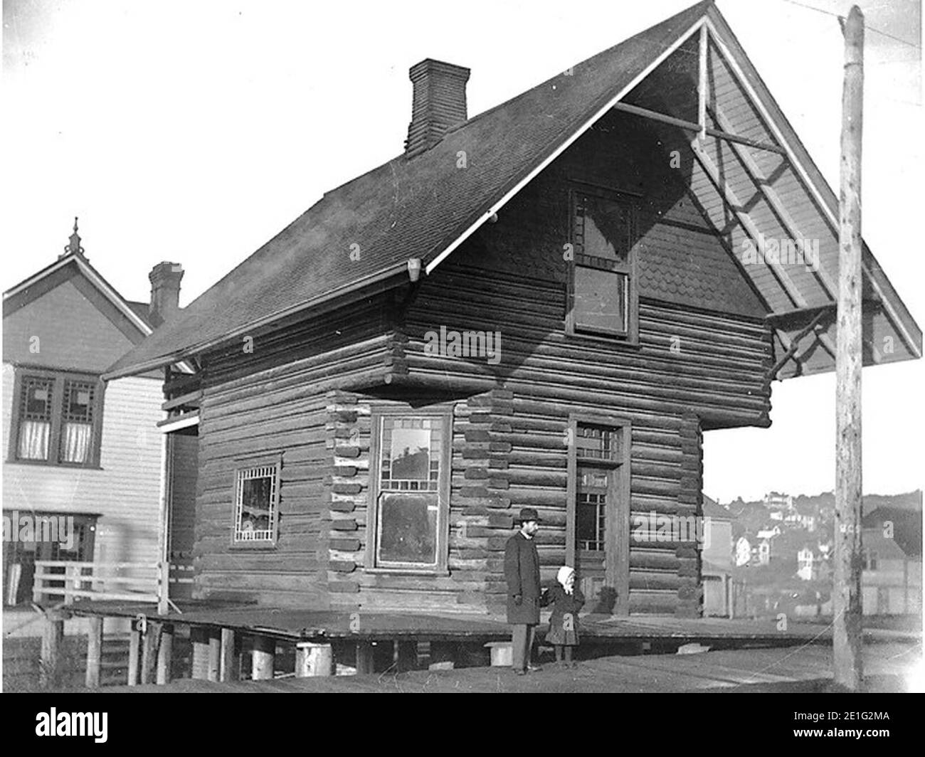 École de bûche à l'angle sud-ouest de l'avenue Queen Anne et de la rue républicaine, Seattle, Washington, janvier 1897 (KIEHL, 43). Banque D'Images