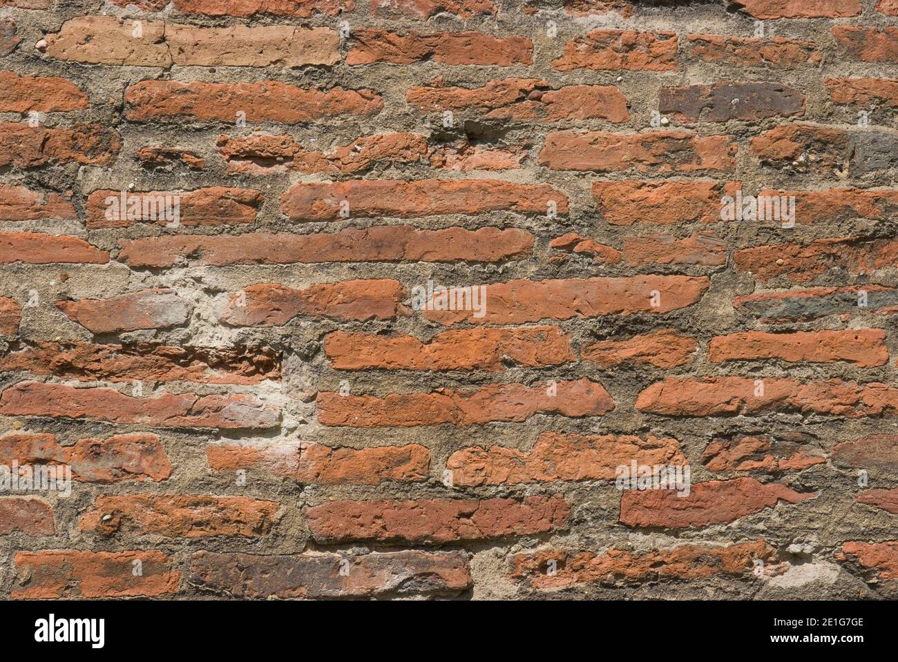 Façade en briques et en carreaux romains d'un ancien mur près de la cathédrale, St Alban, Hertfordshire, Angleterre | AUCUN | Banque D'Images