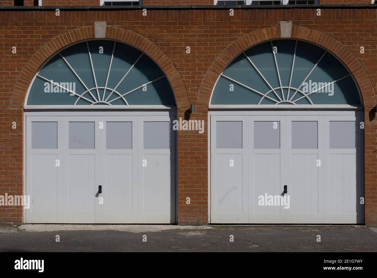 Portes de garage doubles avec fenêtres lumineuses d'une maison en brique, St John's Wood, Londres, NW8, Angleterre | AUCUN | Banque D'Images