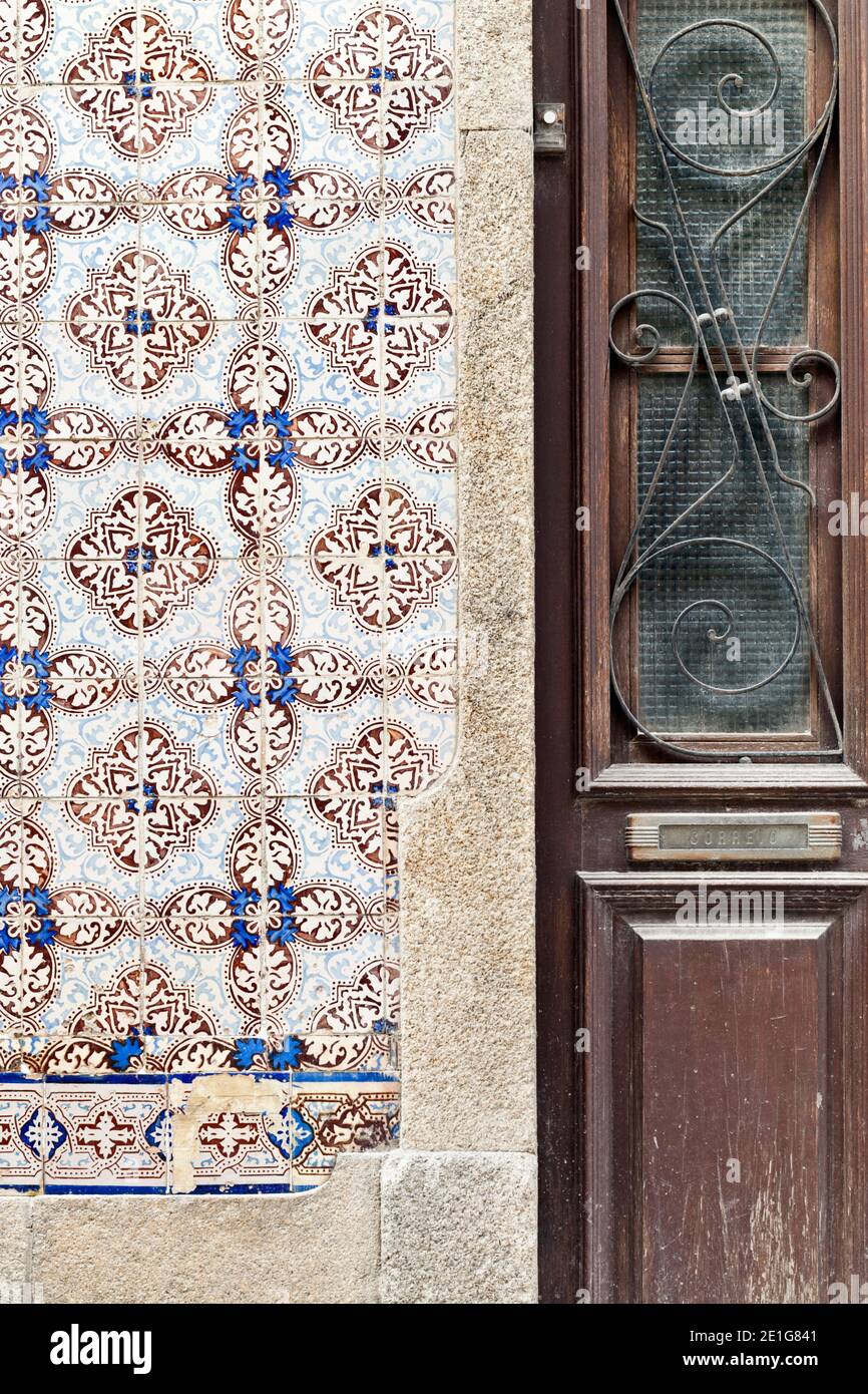 Détail de carreaux et de portes en céramique azulejos peints traditionnels, Ilhavo, Beira Litoral, Portugal Banque D'Images