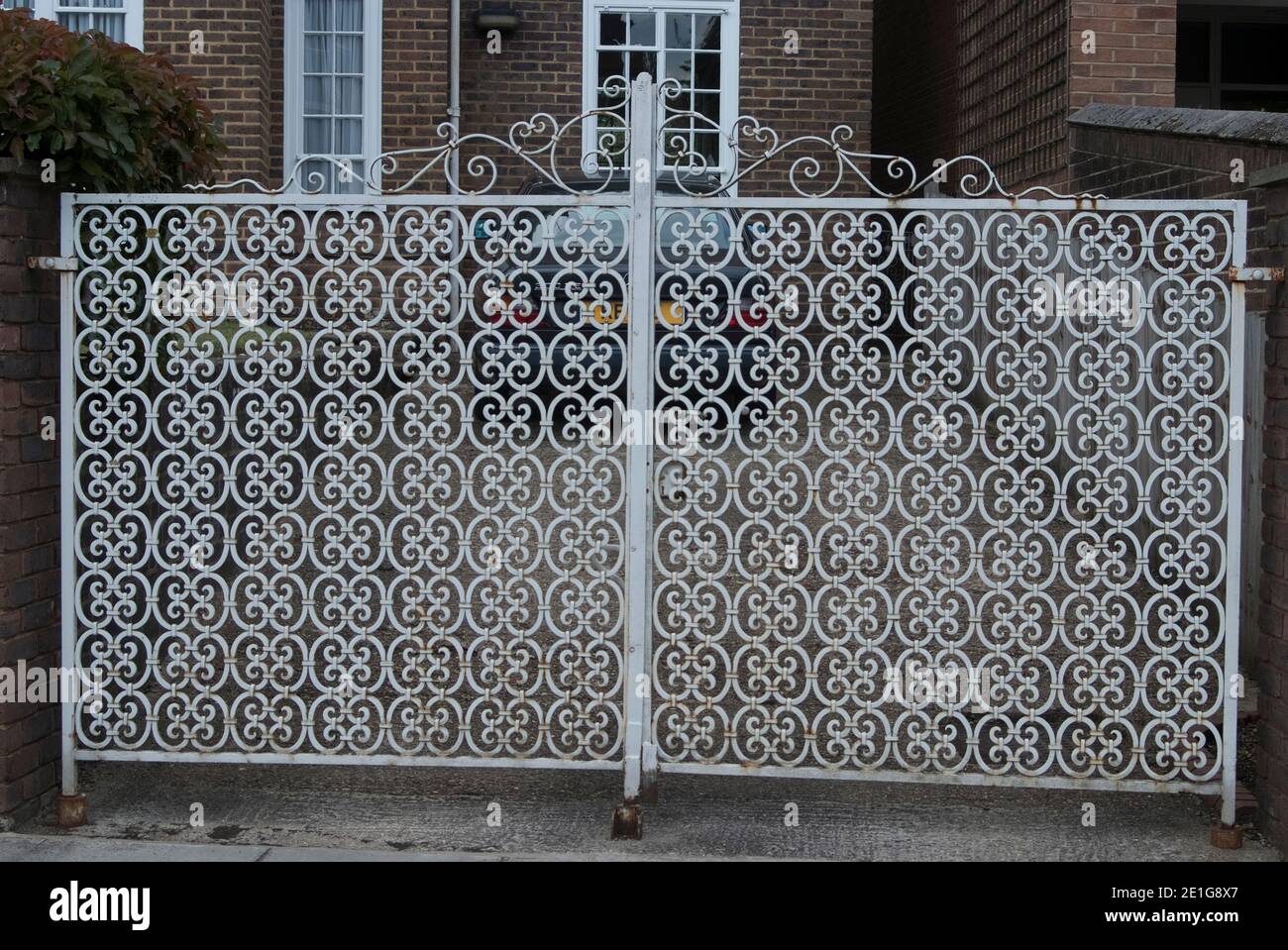 Portes, portes de maison en fer forgé blanc, fermées. Banque D'Images