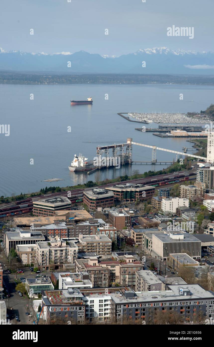 Vue aérienne du port, d'Elliot Bay et de la chaîne olympique, depuis la Space Needle, Seattle, Washington, États-Unis Banque D'Images