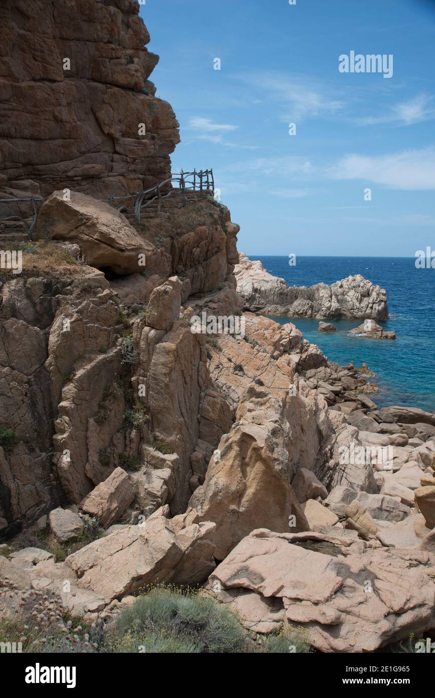 Passerelle pour la plage de Li Cossi à Costa Paradiso, Sardaigne, Italie Banque D'Images