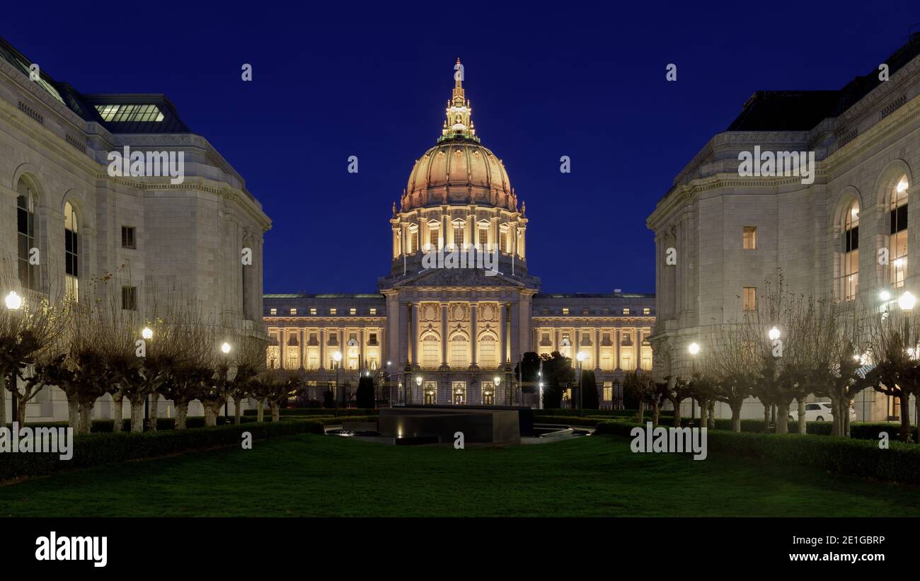 L'hôtel de ville de San Francisco est éclairé à l'heure bleue Banque D'Images