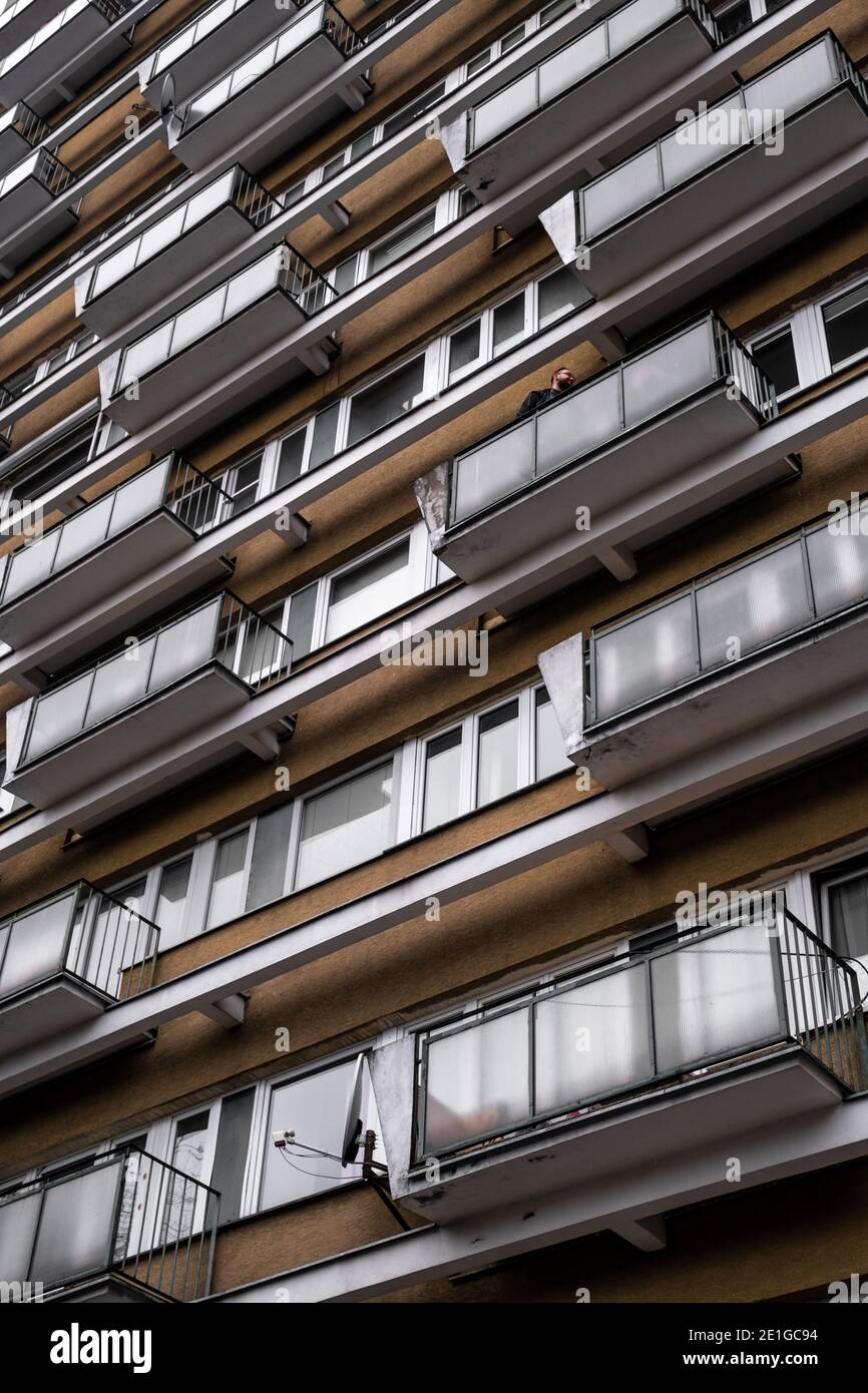 Façade d'une maison de résidence sur la rue Wiejska près du Parlement polonais à Varsovie, Pologne. Banque D'Images