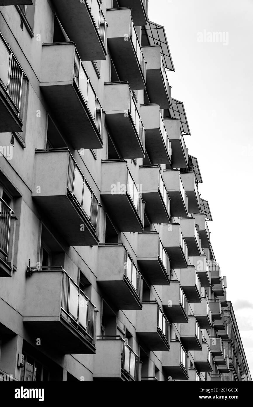 Balcons d'un immeuble, typique de l'architecture post-soviétique, à Varsovie, en Pologne. Banque D'Images