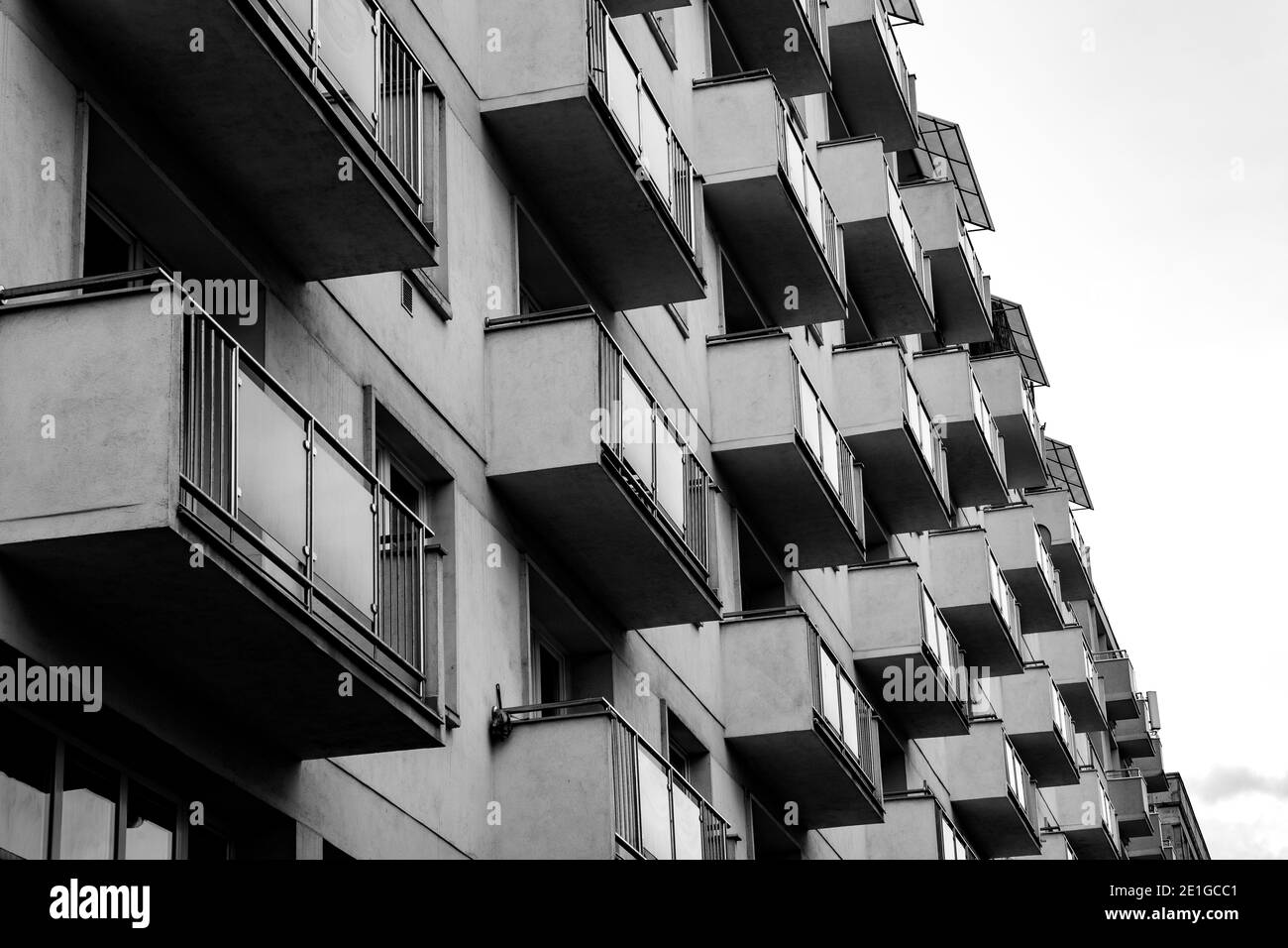 Balcons d'un immeuble, typique de l'architecture post-soviétique, à Varsovie, en Pologne. Banque D'Images