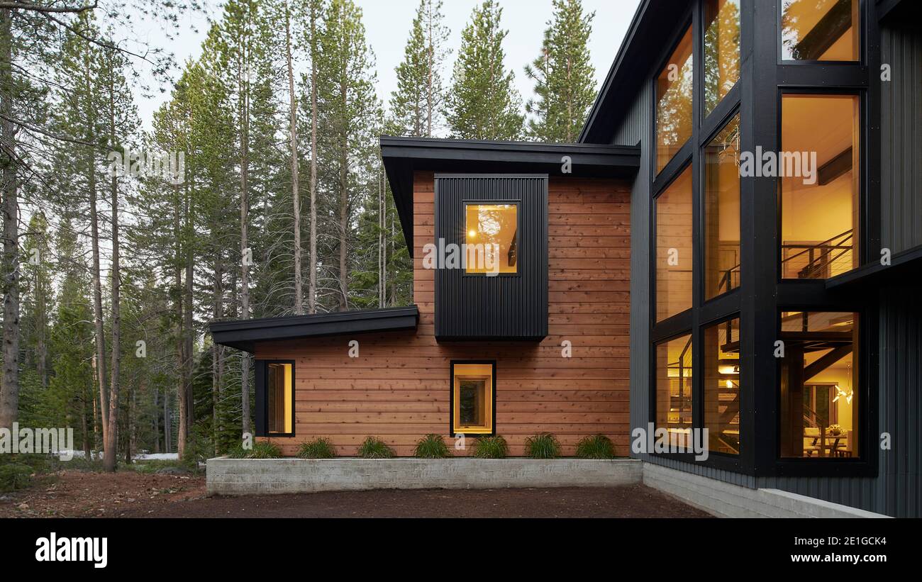 Vue extérieure de la résidence Tahoe-donner à Truckee, Californie, États-Unis par Joshua Horne / BAD Studio et Peter Greenberger de PACWEST Construction. Banque D'Images