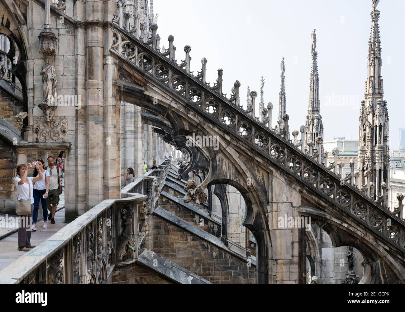 Vue extérieure de la cathédrale de Milan du XIVe siècle (Duomo di Milano) à Milan, Lombardie, Italie. Détail des contreforts volants et des pinnacles. Banque D'Images