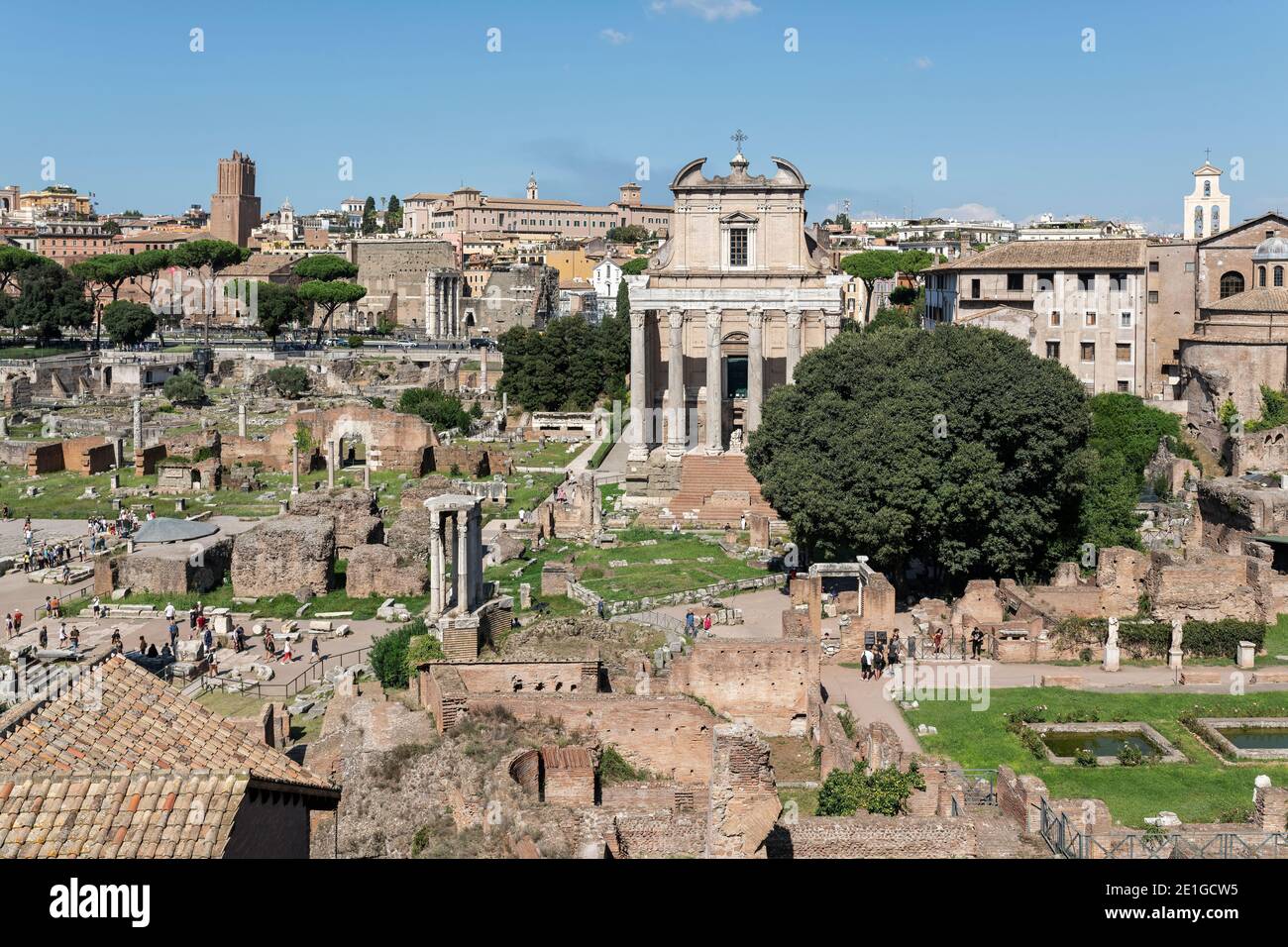 Antoninus et le temple Faustina au milieu de cette scène du Forum romain de Rome, Italie. Terminé vers 141 AD. Banque D'Images