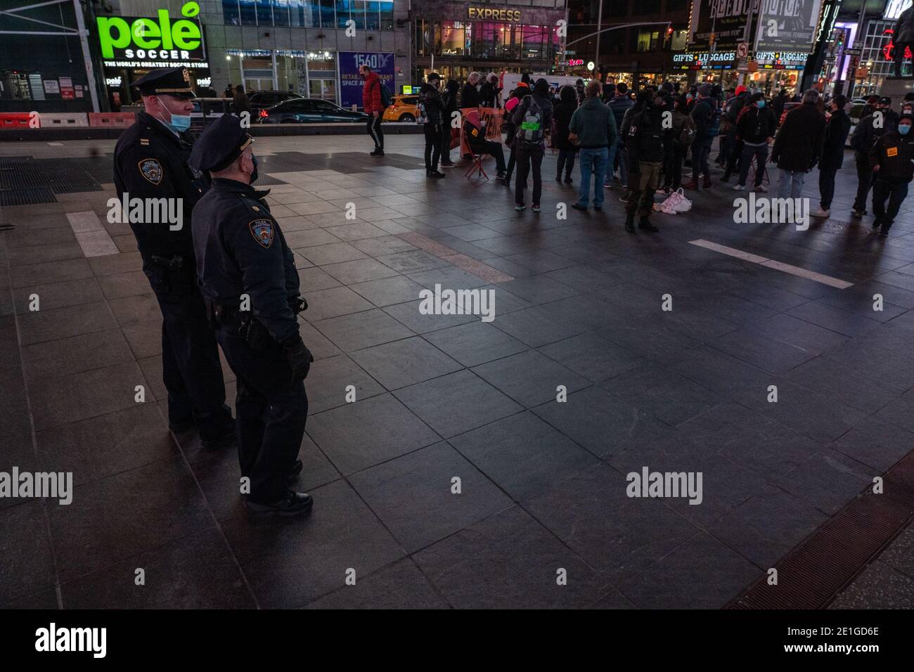 NEW YORK, NY - 6 JANVIER : les policiers de la NYPD observent les manifestants qui se rassemblent lors de la Marche du RefuseFascim à Times Square le 6 janvier 2021 à New York. Un petit groupe de personnes a participé à la marche. Les manifestants se rassemblent sur Times Square, marchent jusqu'à l'hôtel international Columbus Circle Trump qui bloque la circulation en chemin lorsqu'ils ont été accueillis par d'autres manifestants de la montée et de la résistance. Crédit : Ron Adar/Alay Live News Banque D'Images