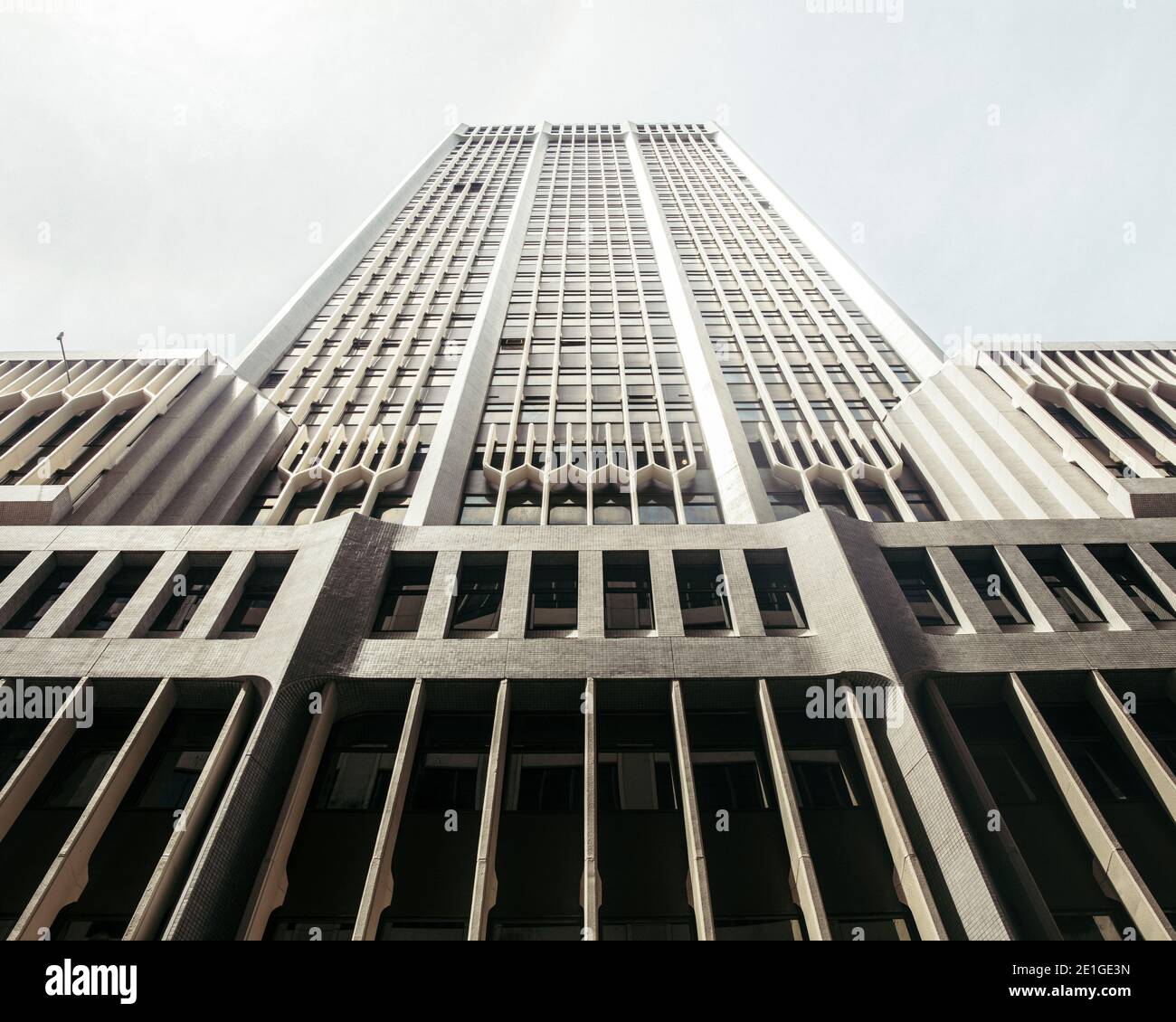 Peninsula Plaza à Singapour est un immeuble de bureaux de 32 étages conçu avec un système de colonnes périmétriques, qui, avec une structure interne encadrée, crée un intérieur qui est presque sans colonne pour faciliter la reconfiguration interne. Cette tour se dresse au sommet d'un podium de 6 étages, avec une façade délicatement articulée d'arches interconnectées, en interaction visuelle avec les cocotiers qui bordent sa promenade. Banque D'Images