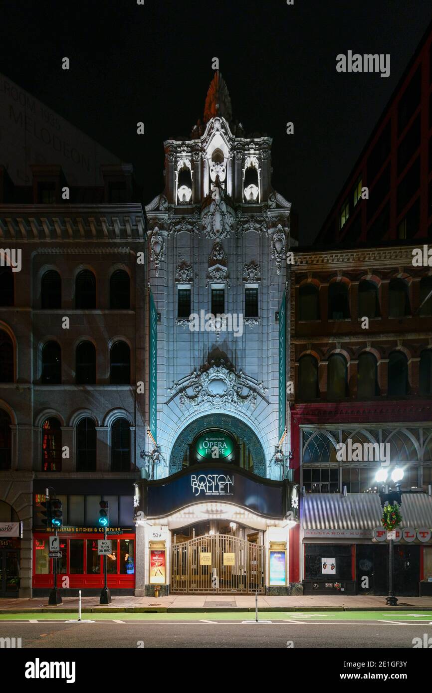 Boston, Massachusetts - 27 novembre 2020 : devant du Citizens Bank Opera House Theatre, dans le quartier des théâtres de Washington Street. Banque D'Images