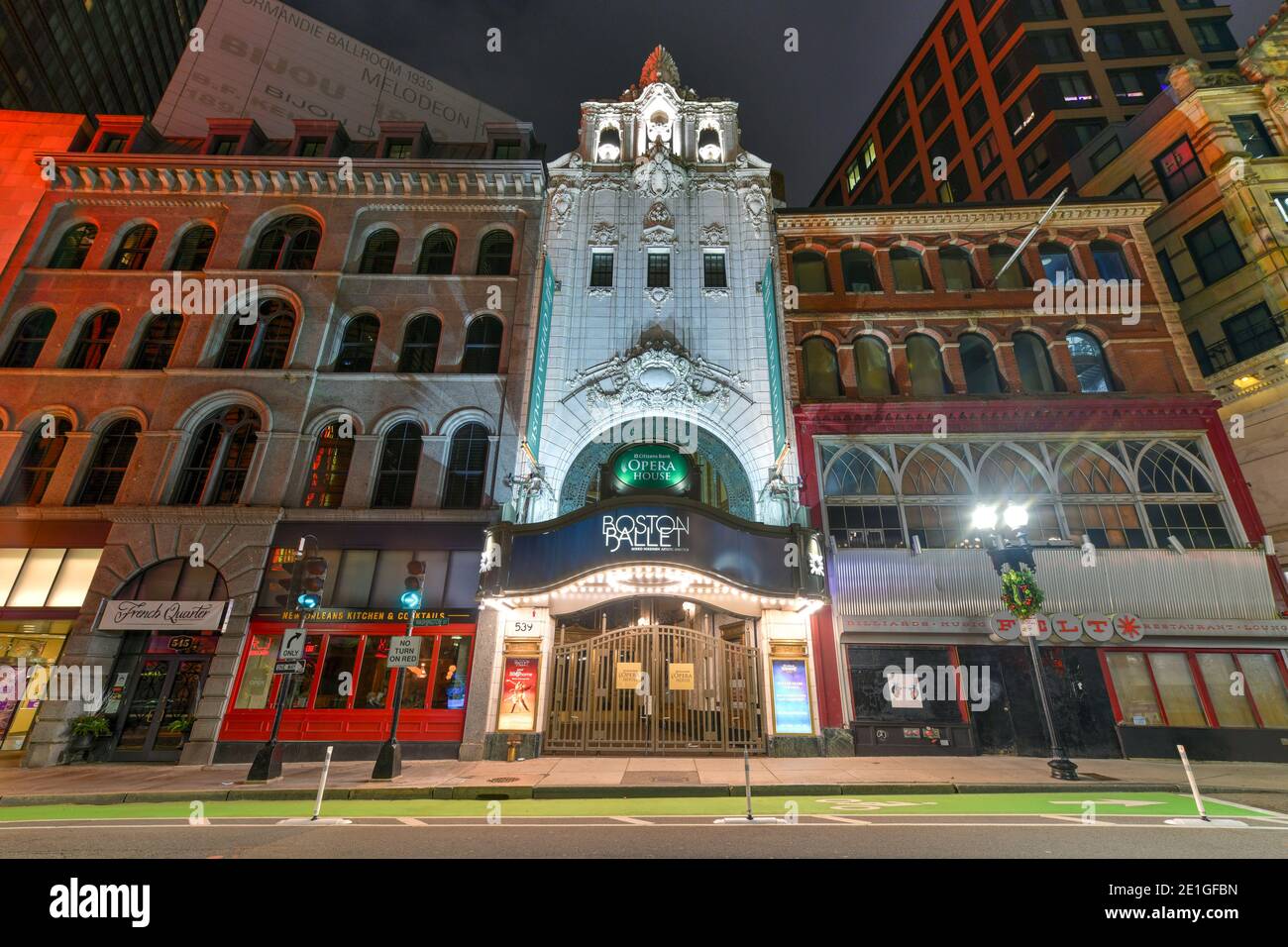 Boston, Massachusetts - 27 novembre 2020 : devant du Citizens Bank Opera House Theatre, dans le quartier des théâtres de Washington Street. Banque D'Images