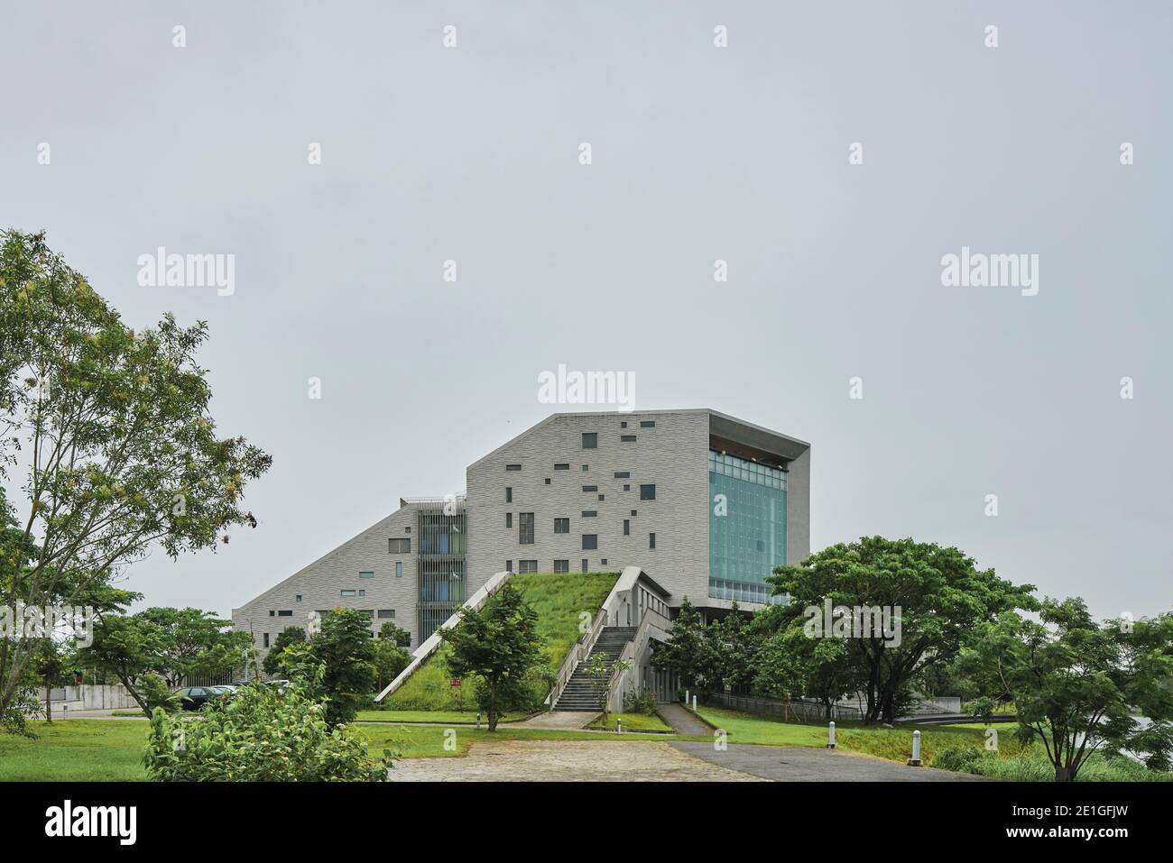 Bibliothèque nationale de l'Université de Taitung et centre d'information à Taitung, Taïwan, sur un campus situé entre la mer et la montagne. Banque D'Images