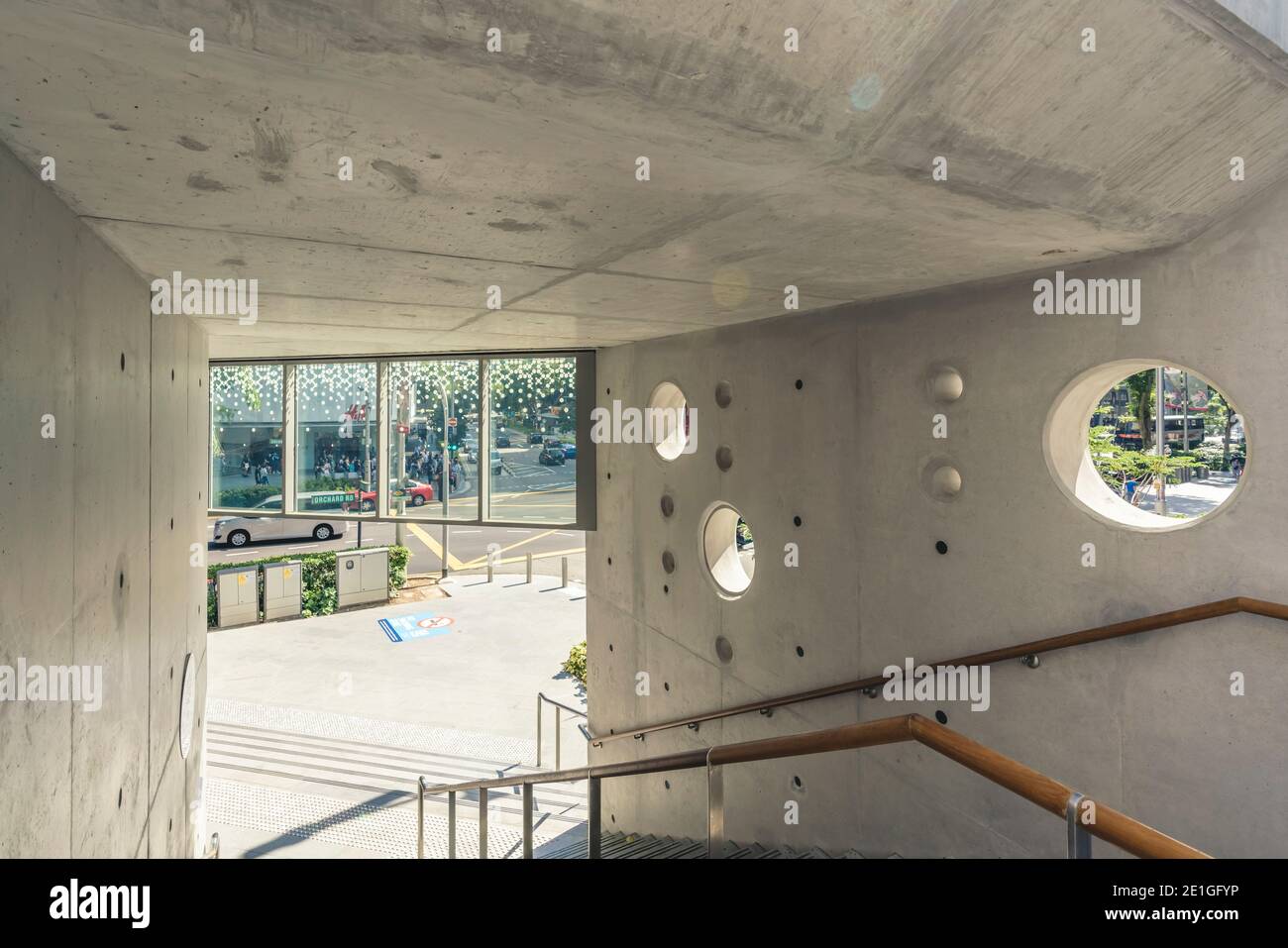 Façade en béton avec fenêtres rondes, centre commercial Design Orchard, Singapour. Banque D'Images