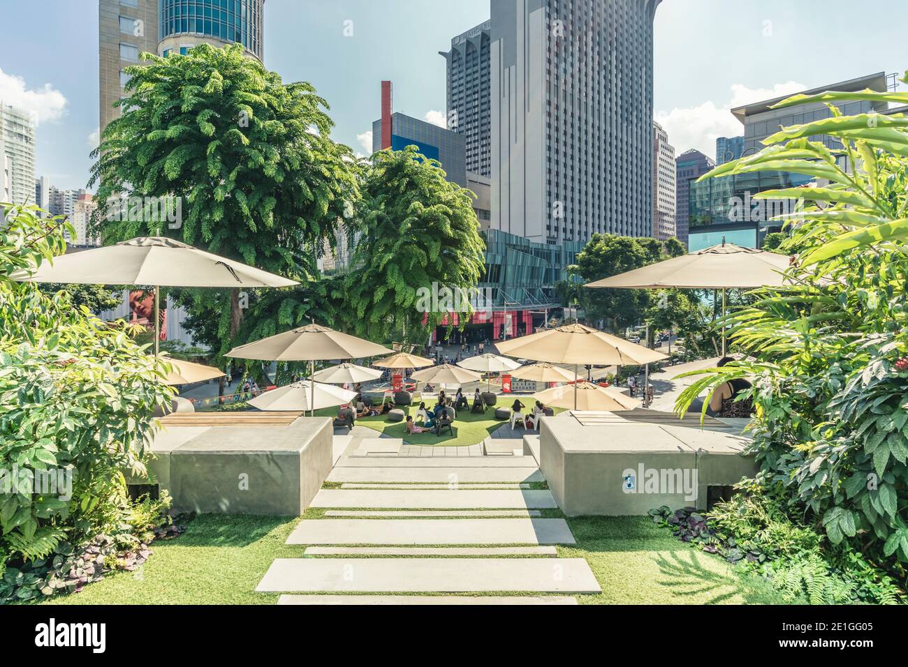 Espaces verts en plein air au centre commercial Design Orchard, Singapour. Banque D'Images