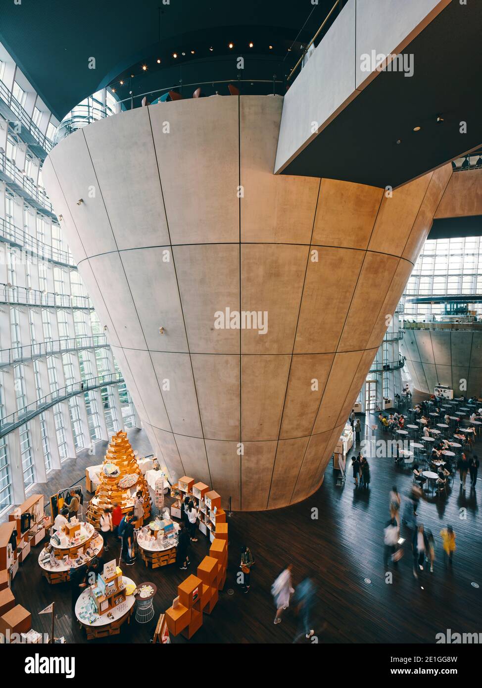 Vue intérieure sur le foyer du Centre national d'art de Tokyo, Japon. Banque D'Images