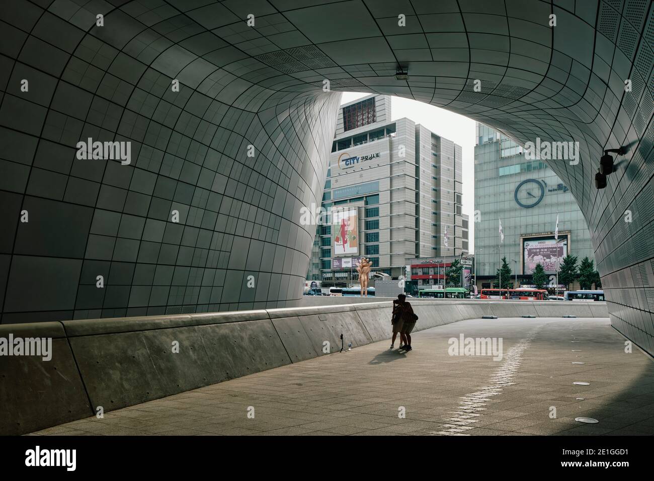 Vue extérieure de Dongdaemun Design Plaza, également connu sous le nom de DDP, un centre culturel au centre de Dongdaemun, un quartier historique de Séoul, Corée du Sud. Banque D'Images