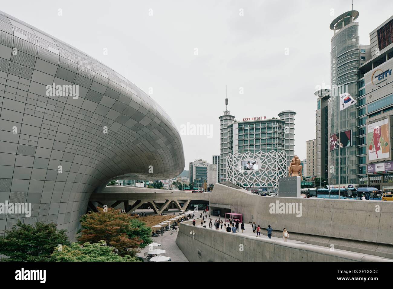 Vue extérieure de Dongdaemun Design Plaza, également connu sous le nom de DDP, un centre culturel au centre de Dongdaemun, un quartier historique de Séoul, Corée du Sud. Banque D'Images