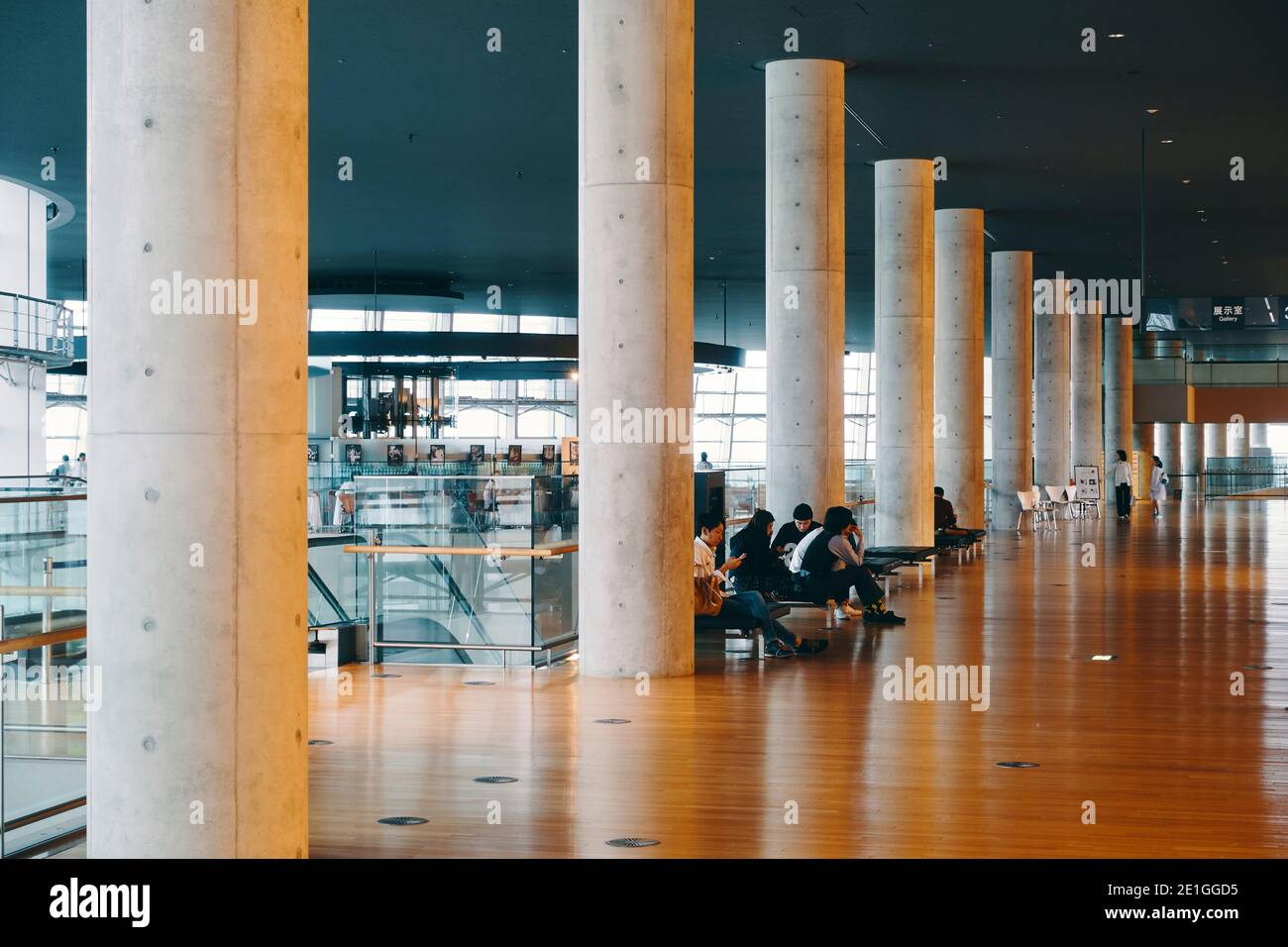 Vue intérieure sur le foyer du Centre national d'art de Tokyo, Japon. Banque D'Images