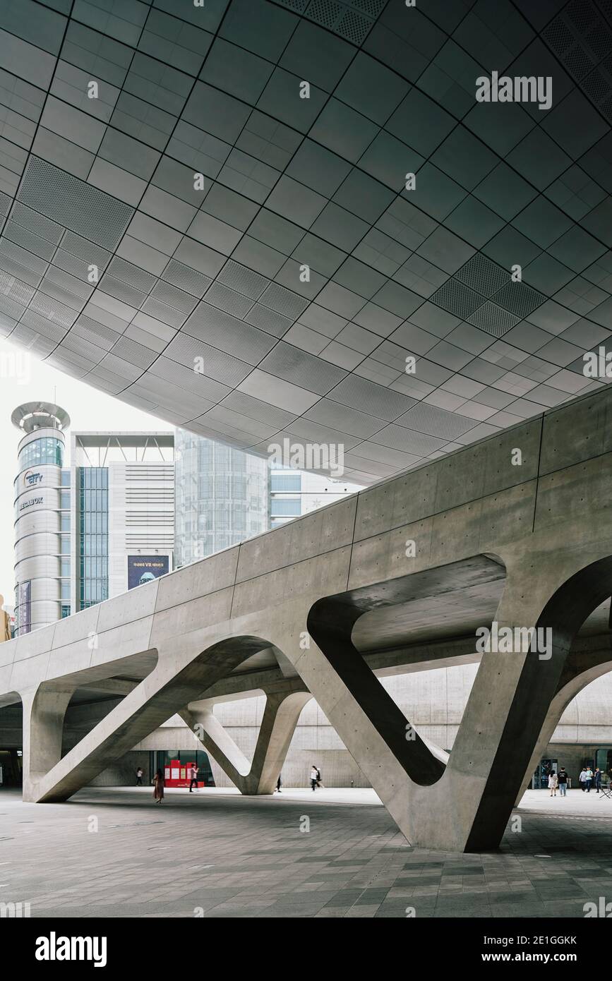 Vue extérieure de Dongdaemun Design Plaza, également connu sous le nom de DDP, un centre culturel au centre de Dongdaemun, un quartier historique de Séoul, Corée du Sud. Banque D'Images