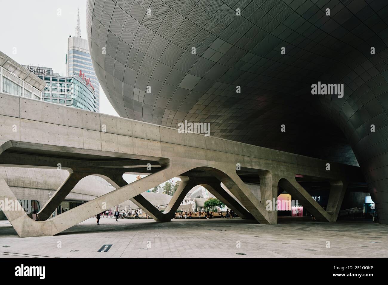 Vue extérieure de Dongdaemun Design Plaza, également connu sous le nom de DDP, un centre culturel au centre de Dongdaemun, un quartier historique de Séoul, Corée du Sud. Banque D'Images