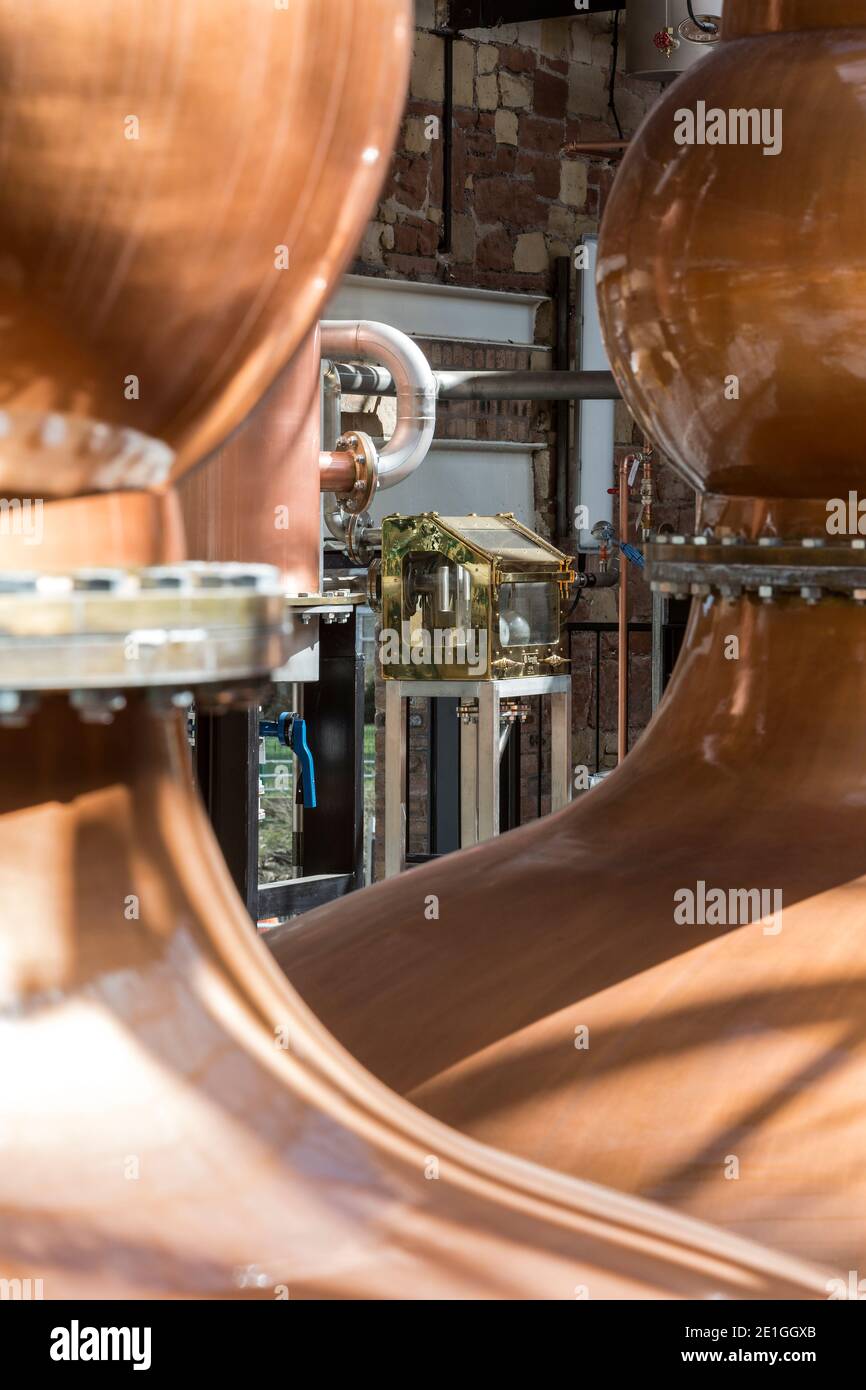 Distillateurs de cuivre à la distillerie Borders, Hawick, Écosse, Royaume-Uni. Lauréat du prix Architects Journal Retrofit 2018 et du prix Civic Trust 2019 Banque D'Images