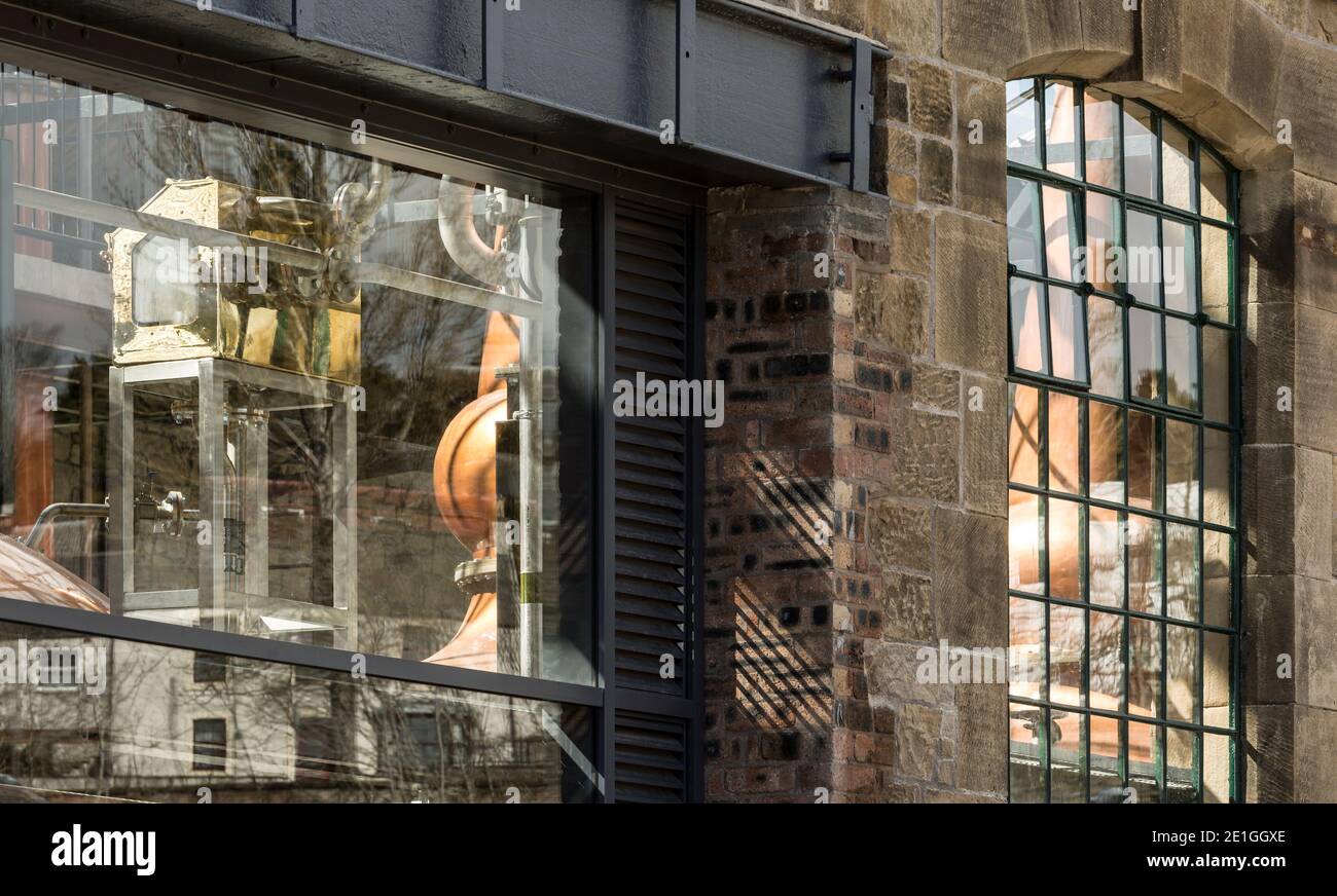 Alambics de cuivre vus à travers la fenêtre, The Borders Distillery, Hawick, Écosse, Royaume-Uni. Lauréat du prix Architects Journal Retrofit 2018 et du prix Civic Trust 2019 Banque D'Images