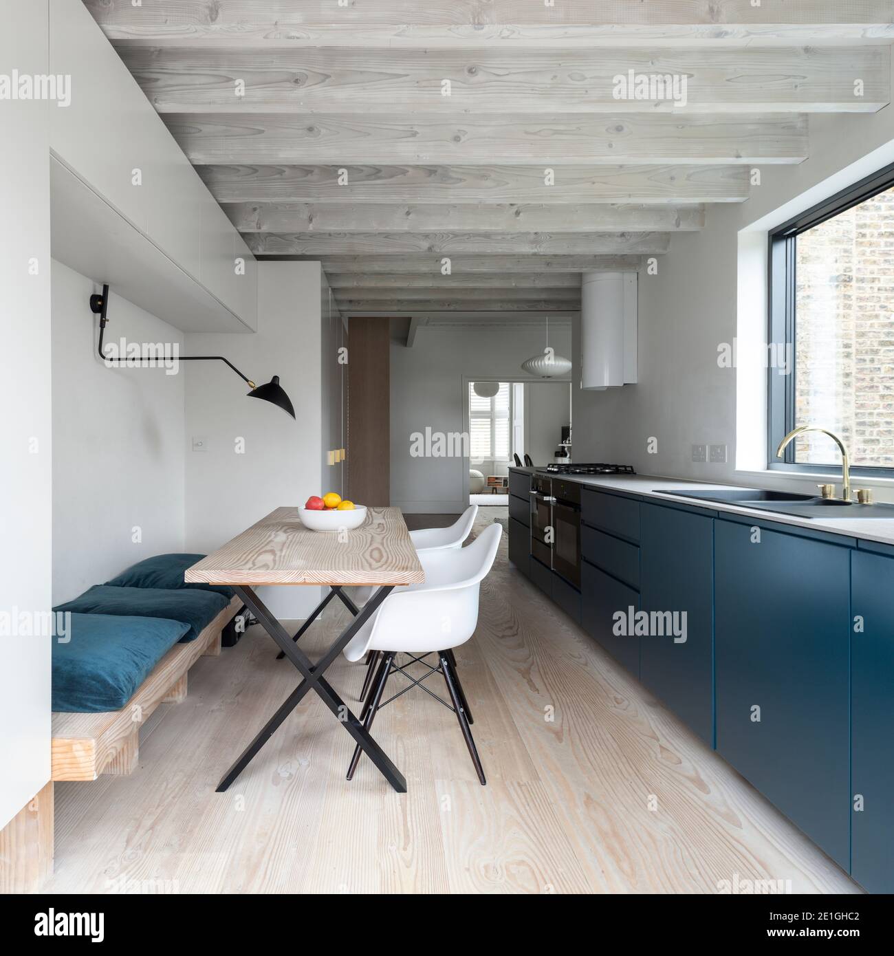Cuisine. Rénovation et agrandissement d'une maison en terrasse victorienne à Hackney, dans l'est de Londres, par Dallas–Pierce–Quintero. Banque D'Images