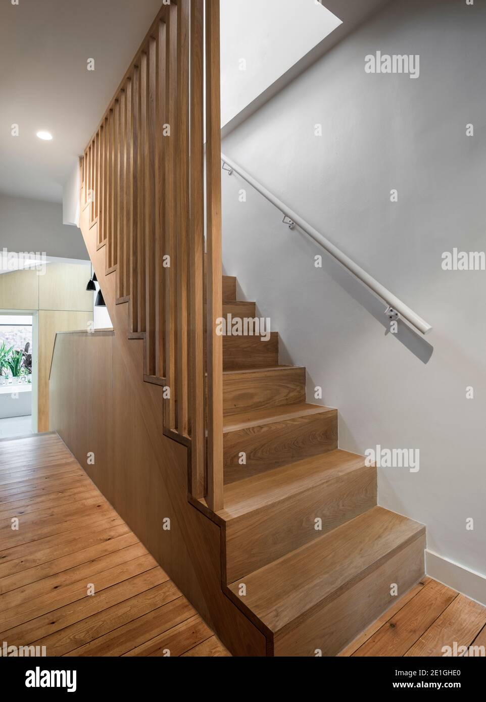 Couloir et escalier en bois sur mesure. Rénovation et agrandissement d'une maison en terrasse victorienne à Hackney, dans l'est de Londres, par Dallas–Pierce–Quintero. Banque D'Images