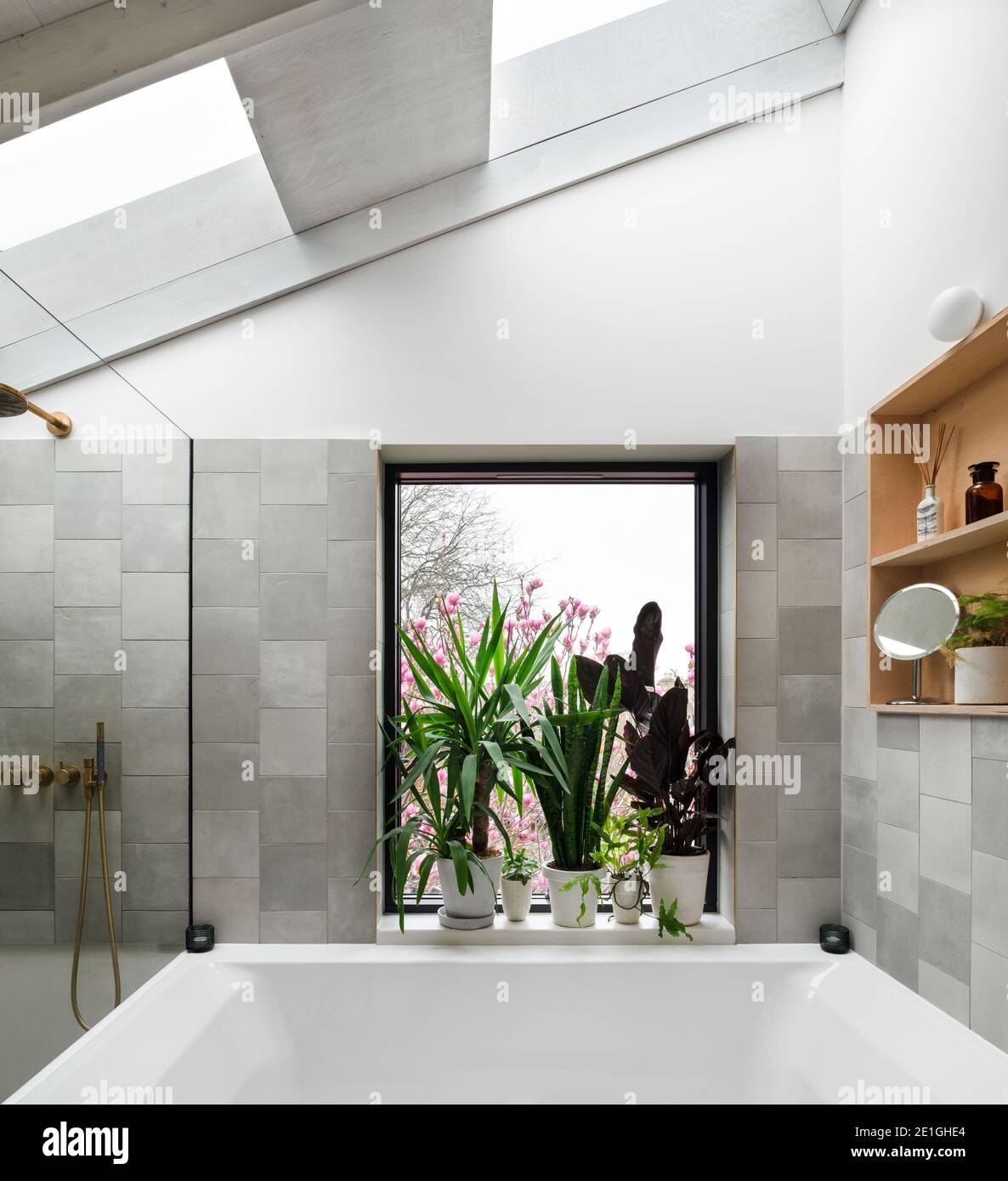 Salle de bains principale. Rénovation et agrandissement d'une maison en terrasse victorienne à Hackney, dans l'est de Londres, par Dallas–Pierce–Quintero. Banque D'Images