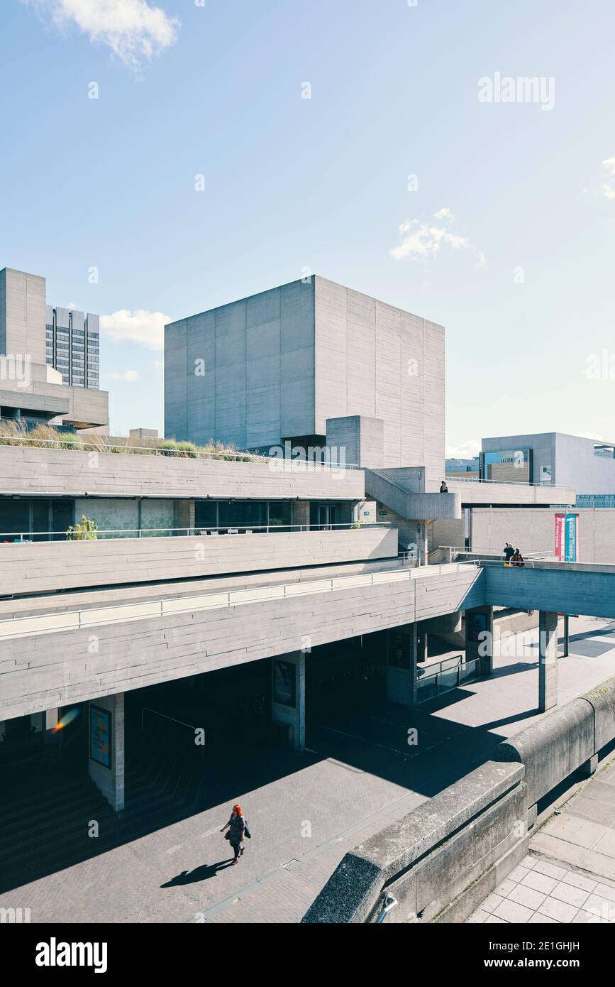 Vue extérieure du Royal National Theatre sur la South Bank de Londres, un bâtiment en béton brutaliste avec terrasses horizontales superposées, Londres, Angleterre, Royaume-Uni. Banque D'Images