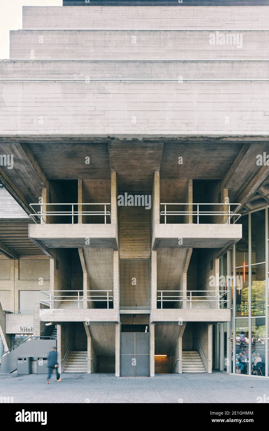 Vue extérieure du Royal National Theatre sur la South Bank de Londres, un bâtiment en béton brutaliste avec terrasses horizontales superposées, Londres, Angleterre, Royaume-Uni. Banque D'Images