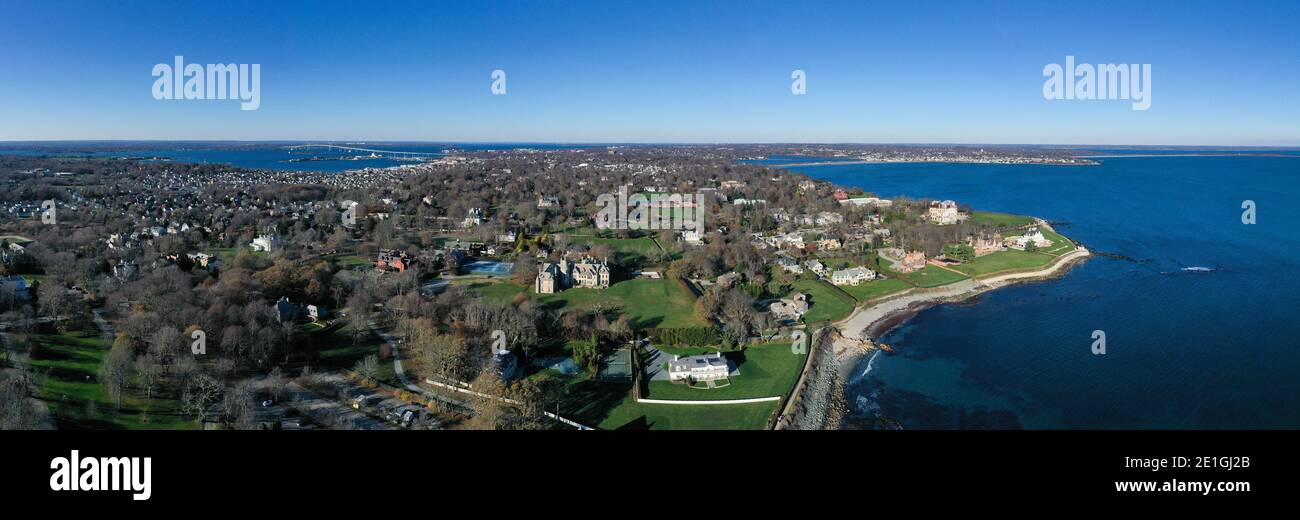 Newport, Rhode Island - 29 novembre 2020 : vue aérienne de la côte rocheuse et du cliffwalk de Newport, Rhode Island. Banque D'Images