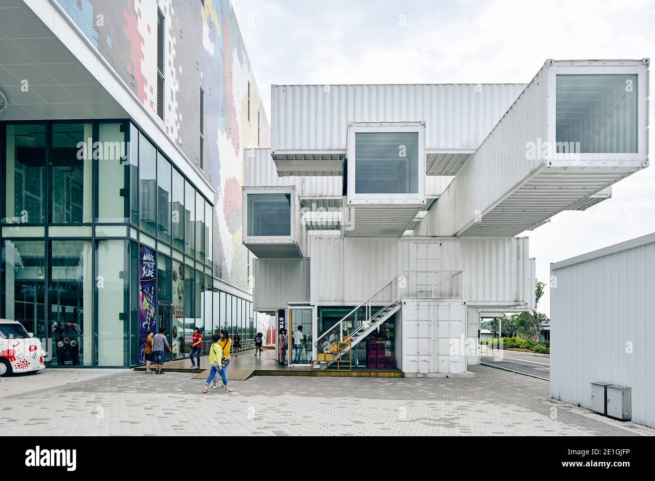 Vue extérieure du premier café Starbucks d'Asie-Pacifique, construit à partir de conteneurs d'expédition recyclés, Hualien Bay Mall, Hualie, Taïwan. Banque D'Images