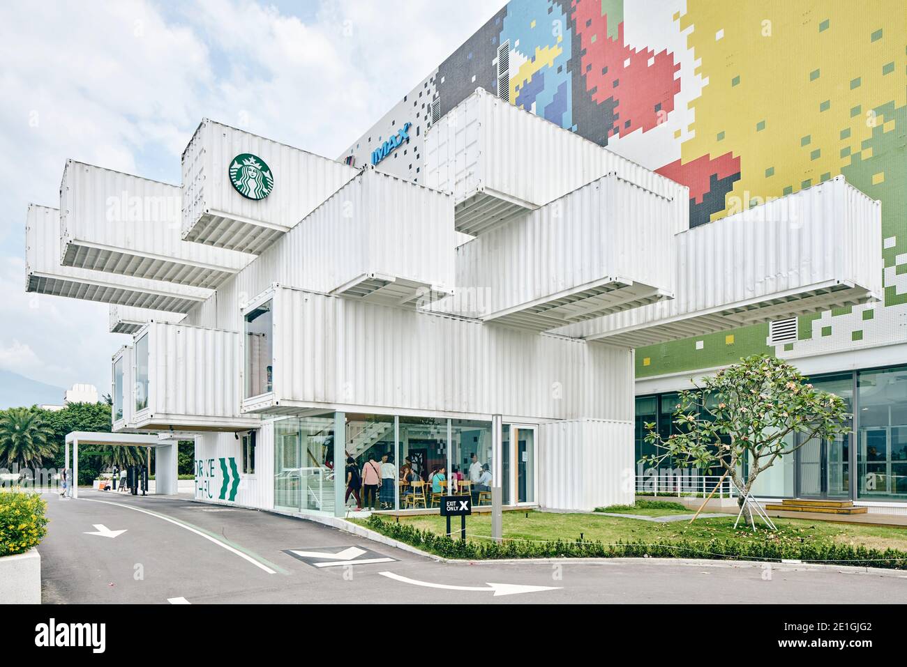 Vue intérieure du premier café Starbucks de la région Asie-Pacifique, construit à partir de conteneurs d'expédition recyclés, Hualien Bay Mall, Hualie, Taïwan. Banque D'Images