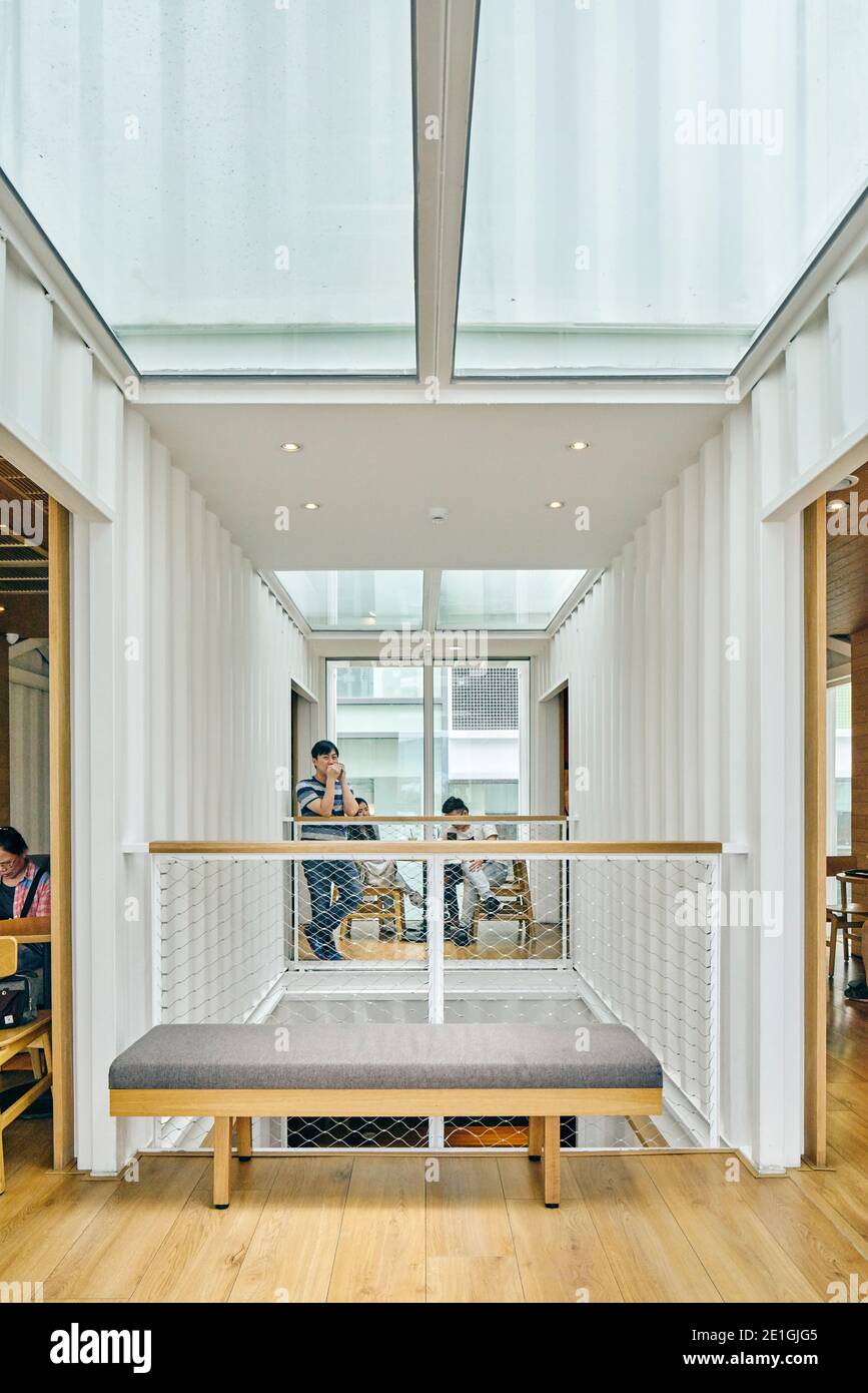 Vue intérieure du premier café Starbucks de la région Asie-Pacifique, construit à partir de conteneurs d'expédition recyclés, Hualien Bay Mall, Hualie, Taïwan. Banque D'Images