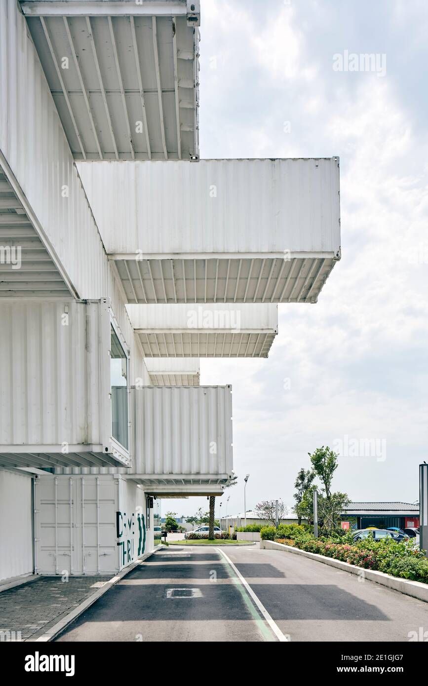 Vue extérieure du premier café Starbucks d'Asie-Pacifique, construit à partir de conteneurs d'expédition recyclés, Hualien Bay Mall, Hualie, Taïwan. Banque D'Images