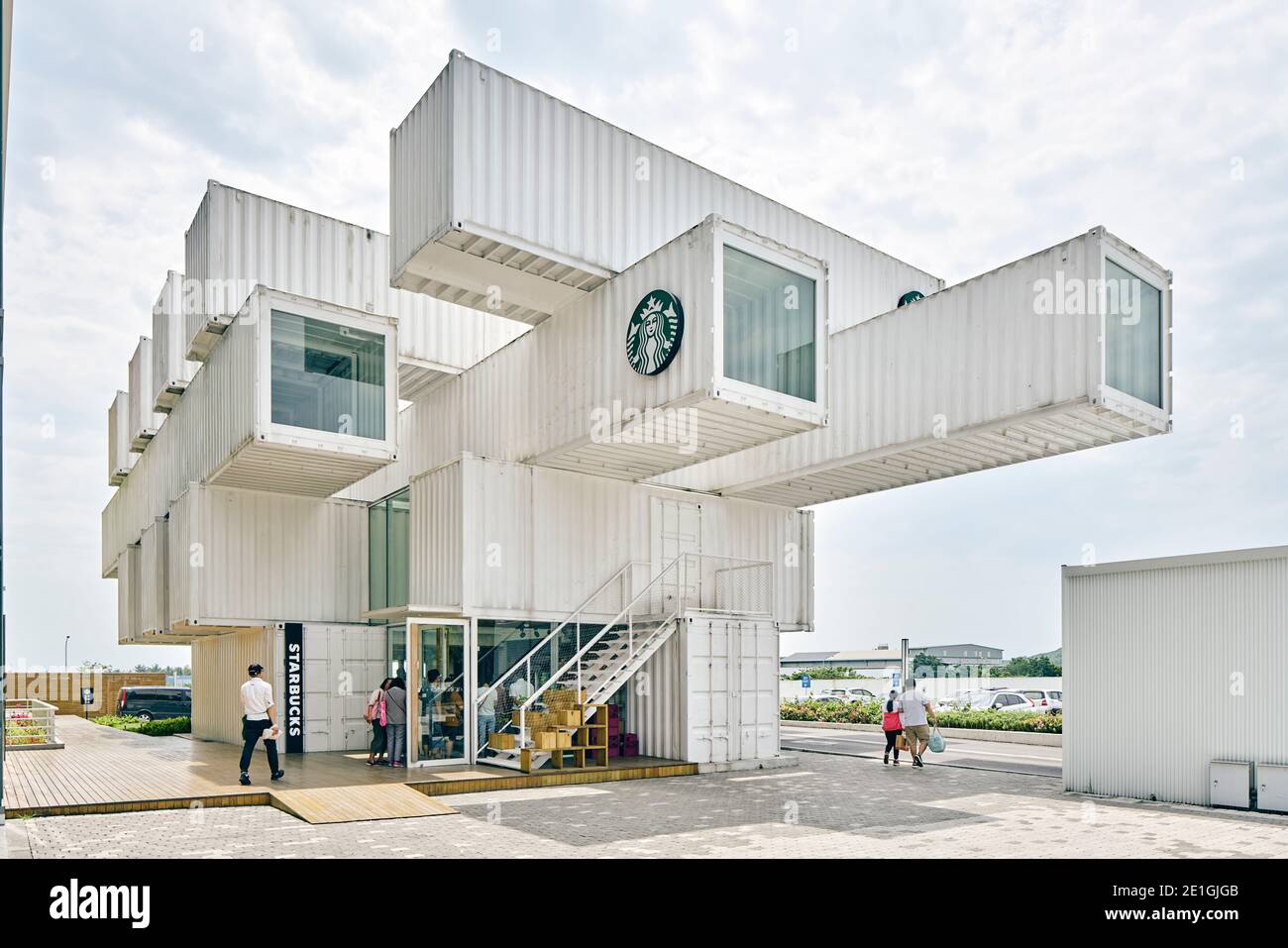 Vue extérieure du premier café Starbucks d'Asie-Pacifique, construit à partir de conteneurs d'expédition recyclés, Hualien Bay Mall, Hualie, Taïwan. Banque D'Images