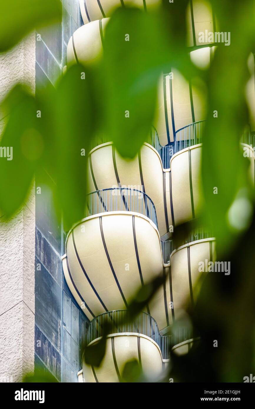 Vue extérieure de la tour résidentielle D'EDEN, une tour en béton de 20 étages avec balcons ressemblant à des coquillages, Orchard Road, Singapour. Banque D'Images