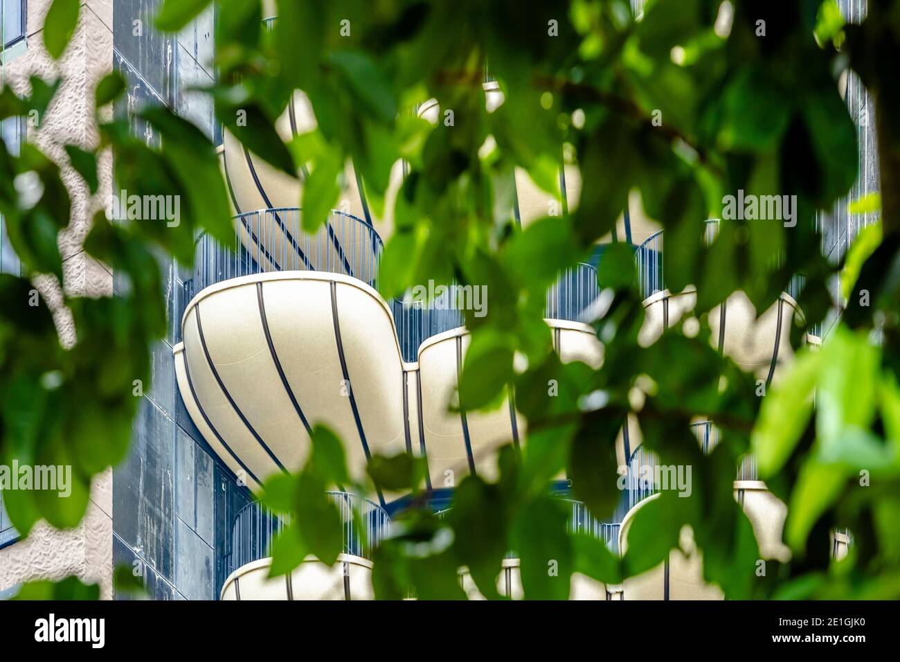 Vue extérieure de la tour résidentielle D'EDEN, une tour en béton de 20 étages avec balcons ressemblant à des coquillages, Orchard Road, Singapour. Banque D'Images