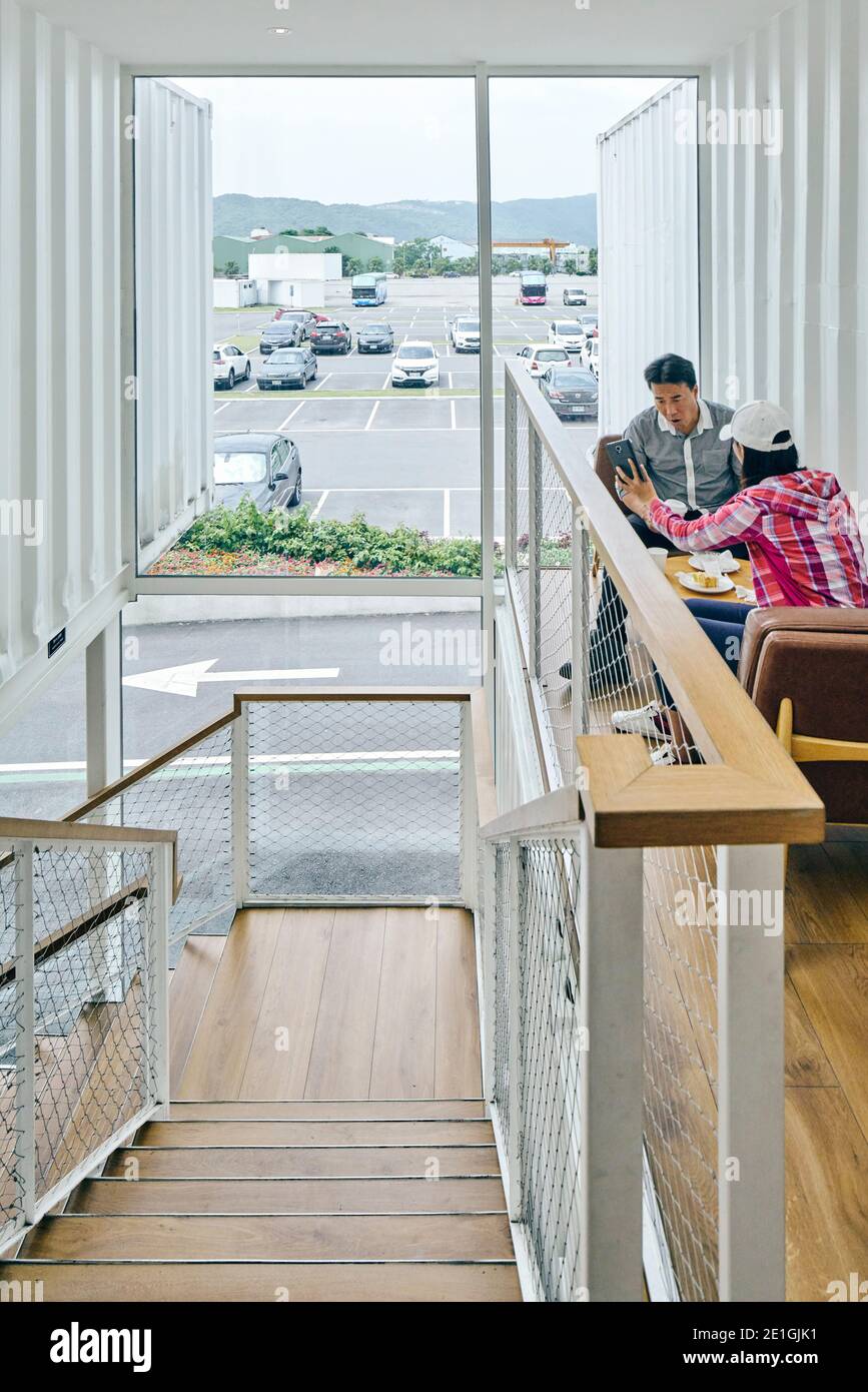 Vue intérieure du premier café Starbucks de la région Asie-Pacifique, construit à partir de conteneurs d'expédition recyclés, Hualien Bay Mall, Hualie, Taïwan. Banque D'Images