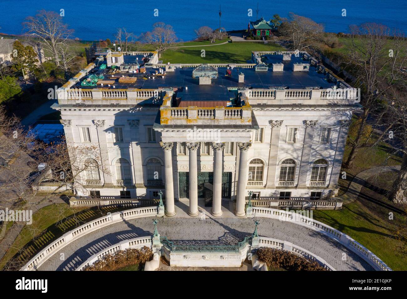 Newport, Rhode Island - 29 novembre 2020: Marble House est un manoir de l'âge de or avec le style Beaux Arts dans le quartier historique de Bellevue Avenue à Newport, Rho Banque D'Images