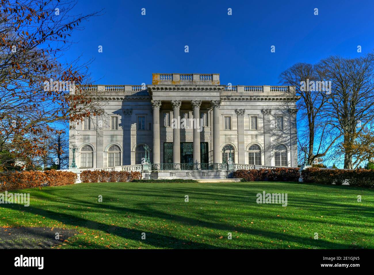 Newport, Rhode Island - 29 novembre 2020: Marble House est un manoir de l'âge de or avec le style Beaux Arts dans le quartier historique de Bellevue Avenue à Newport, Rho Banque D'Images