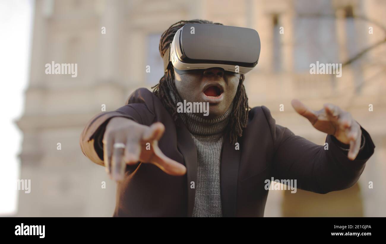 Exploration de la réalité virtuelle et de l'espace cybernétique. Homme afro-américain avec casque VR extérieur. Photo de haute qualité Banque D'Images