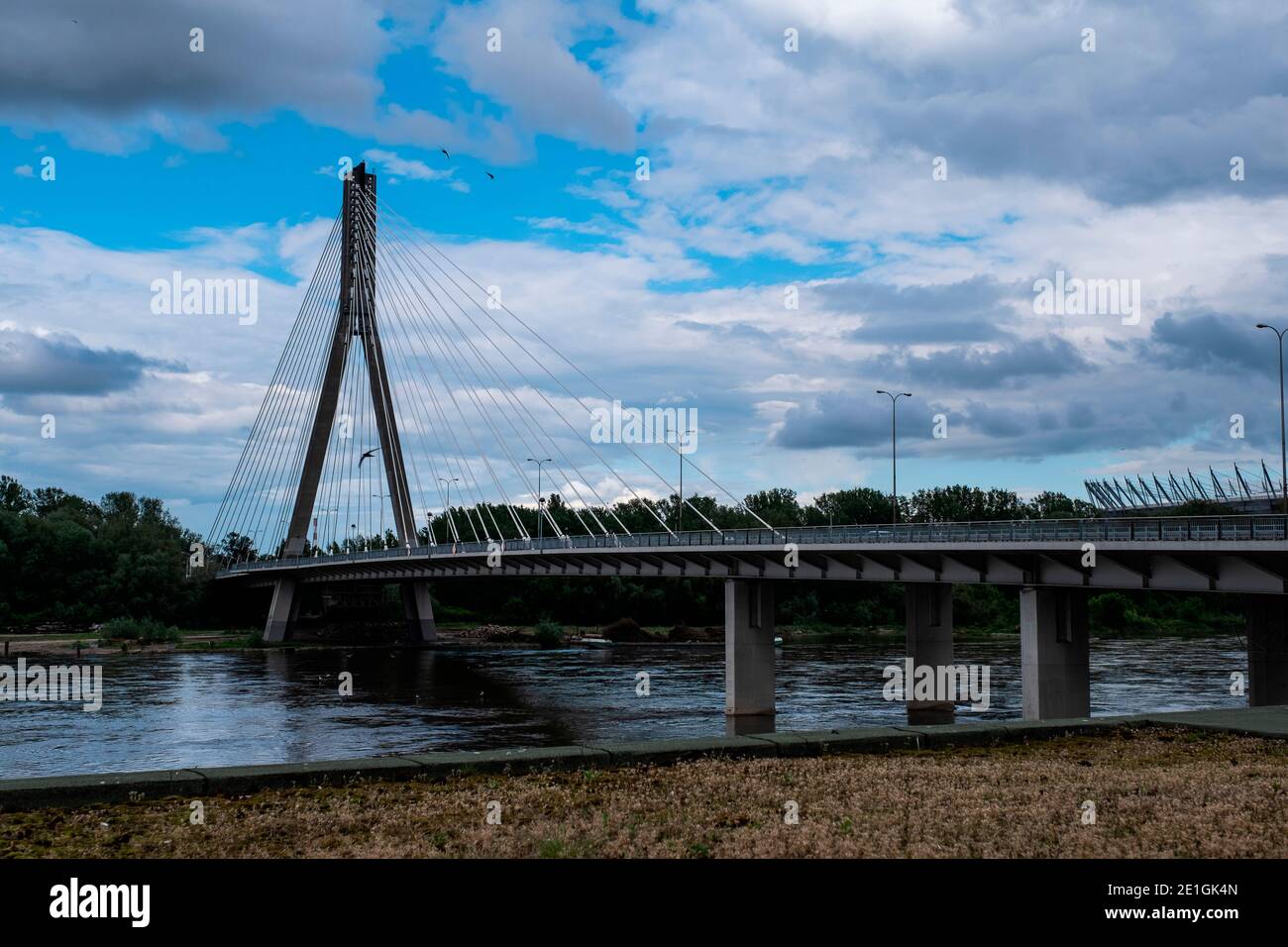 Vue sur le pont Swietokrzyski au-dessus de la Vistule à Varsovie, Pologne. Banque D'Images