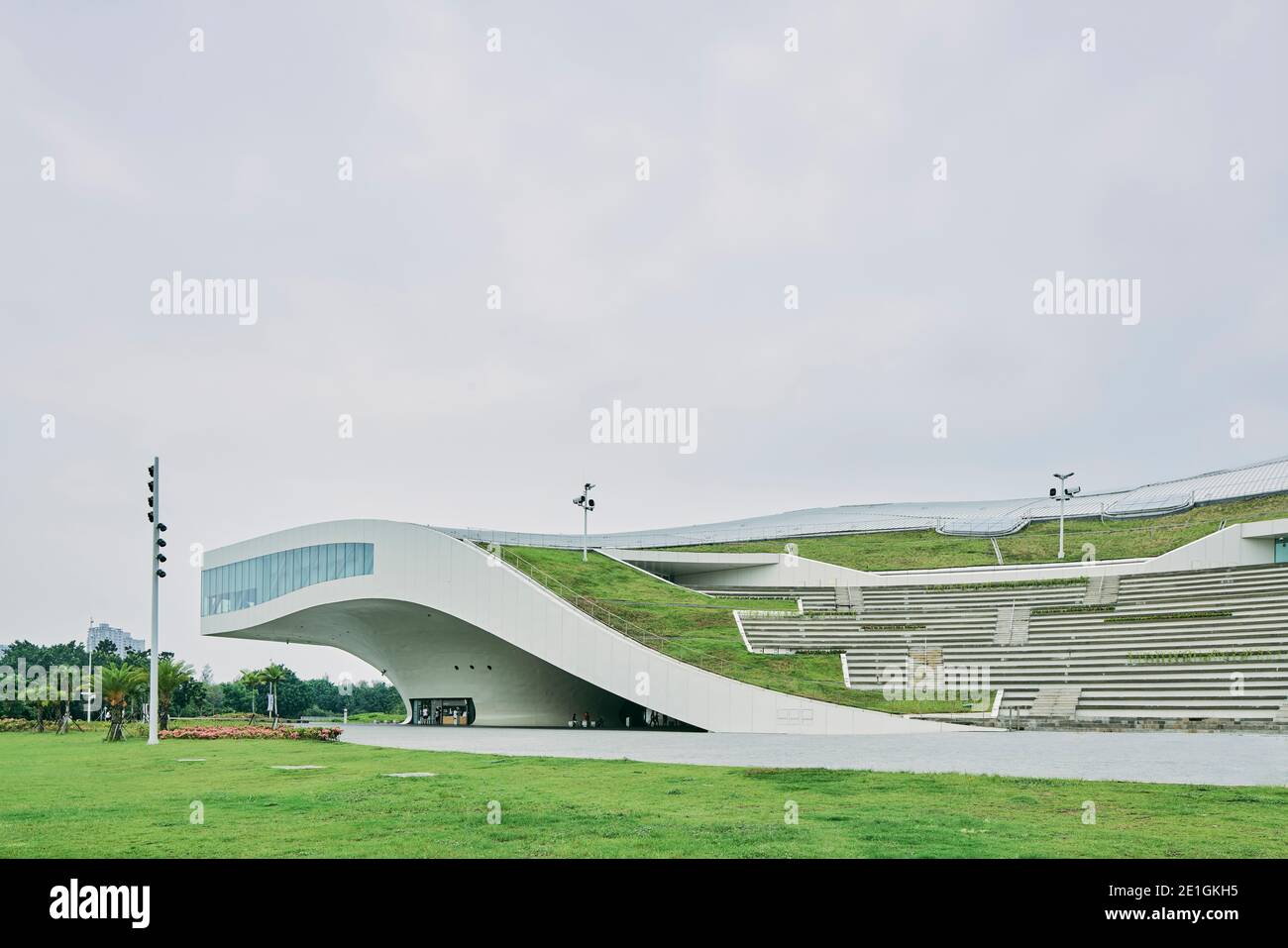 Vue extérieure du Centre national des arts de Kaohsiung, dans le parc métropolitain de Weiwuying, à Kaohsiung, Taïwan. Banque D'Images