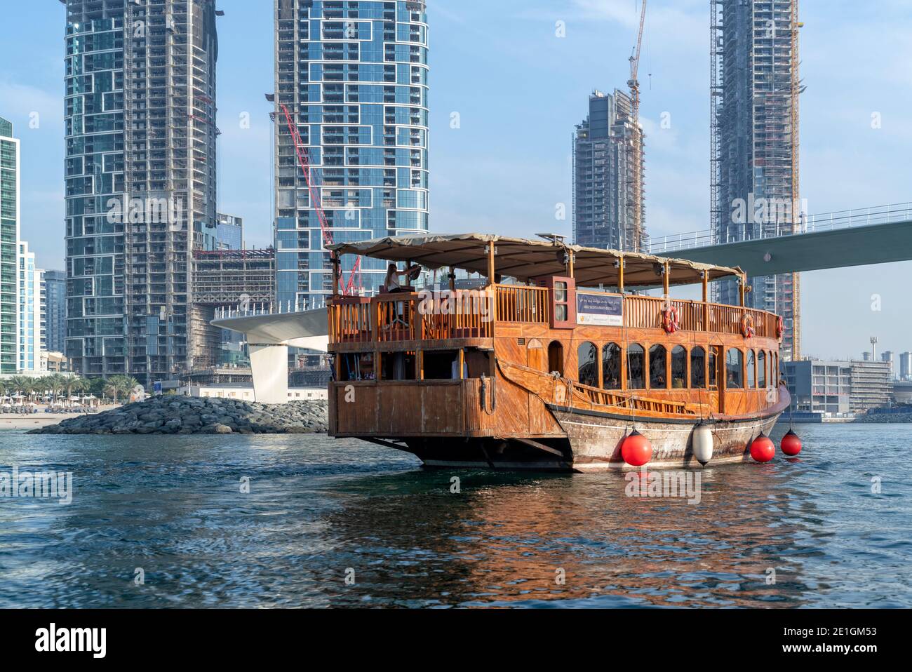 Ferry traditionnel dans la marina de Dubaï, Émirats arabes Unis. Banque D'Images