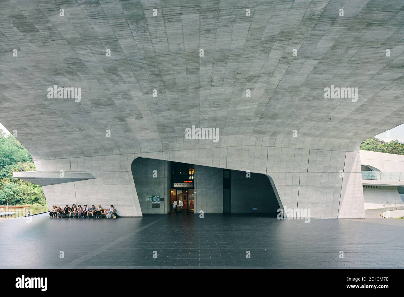 Vue extérieure du centre d'accueil de Xiangshang, dans le lac Sun Moon, dans le comté de Nantou, à Taiwan, un bâtiment en béton élégant et harmonieux. Banque D'Images